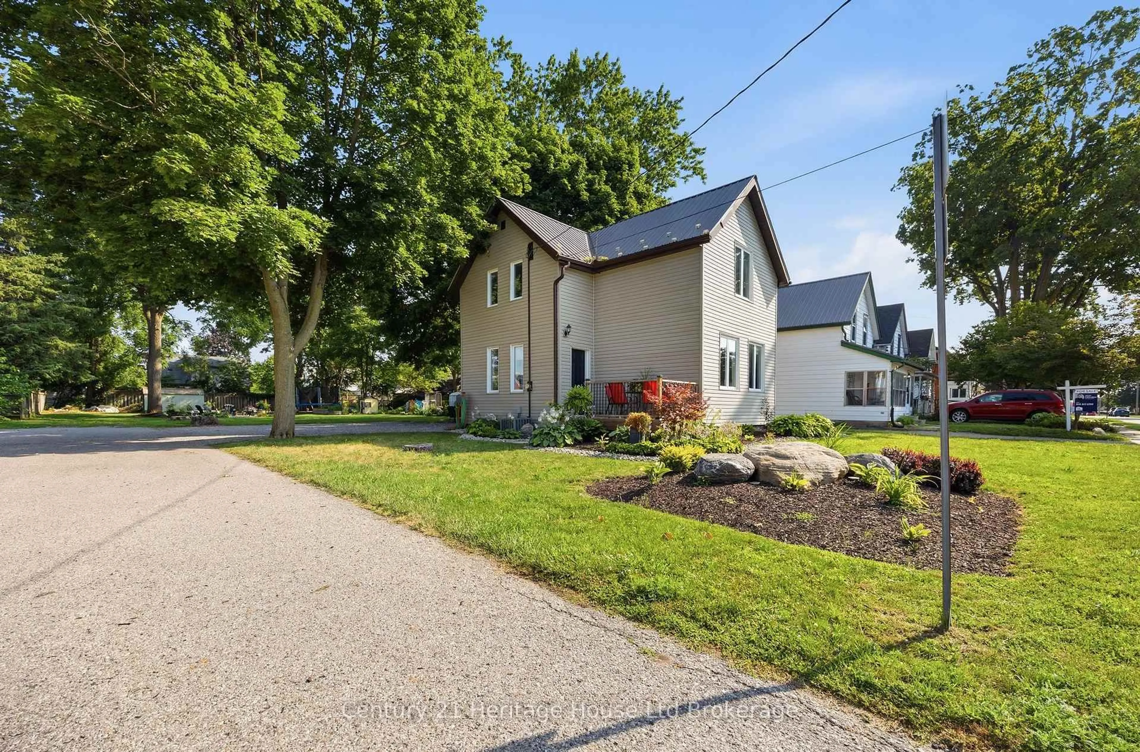 A pic from outside/outdoor area/front of a property/back of a property/a pic from drone, street for 10 Pearl St, Tillsonburg Ontario N4G 1L3