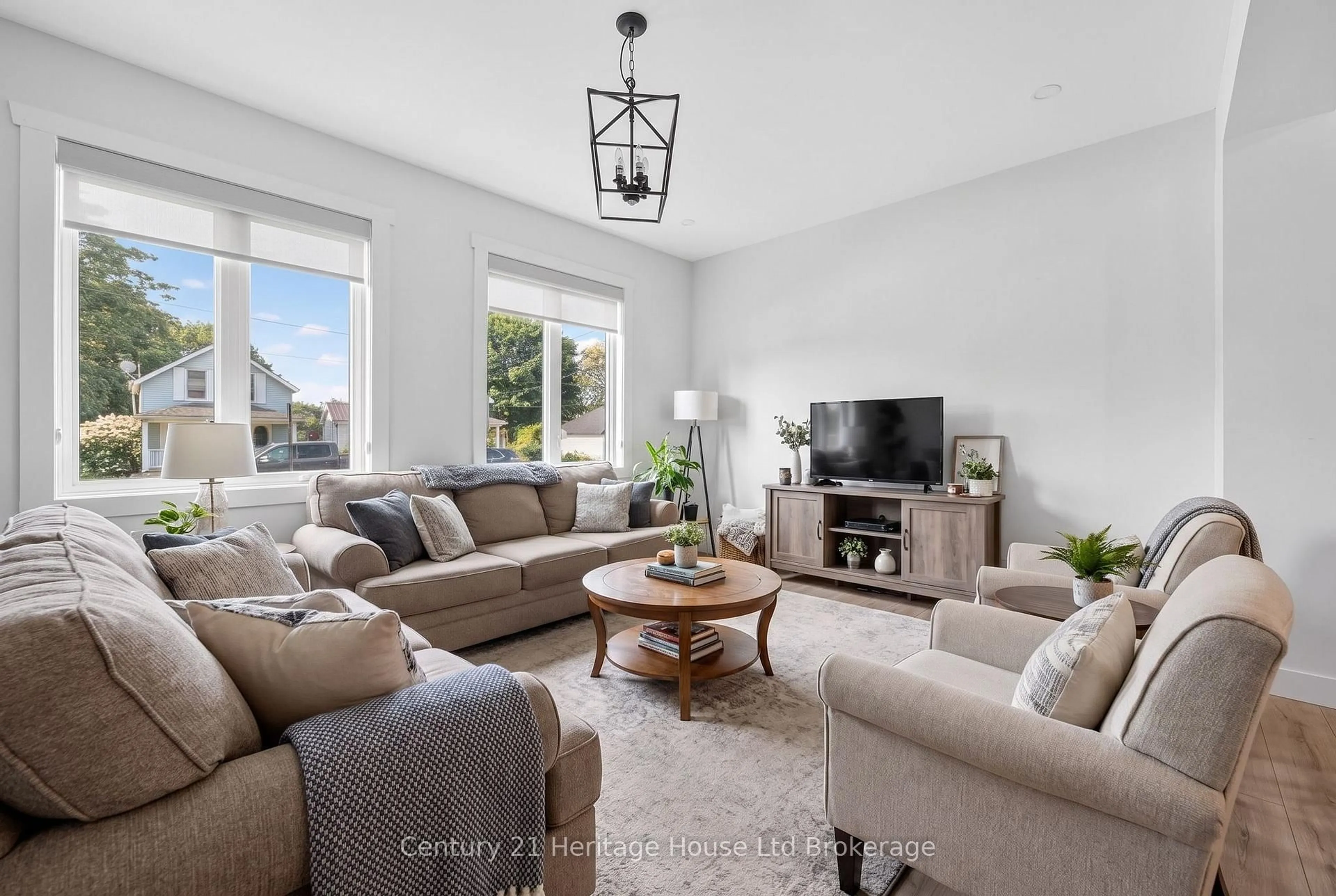 Living room with furniture, unknown for 10 Pearl St, Tillsonburg Ontario N4G 1L3