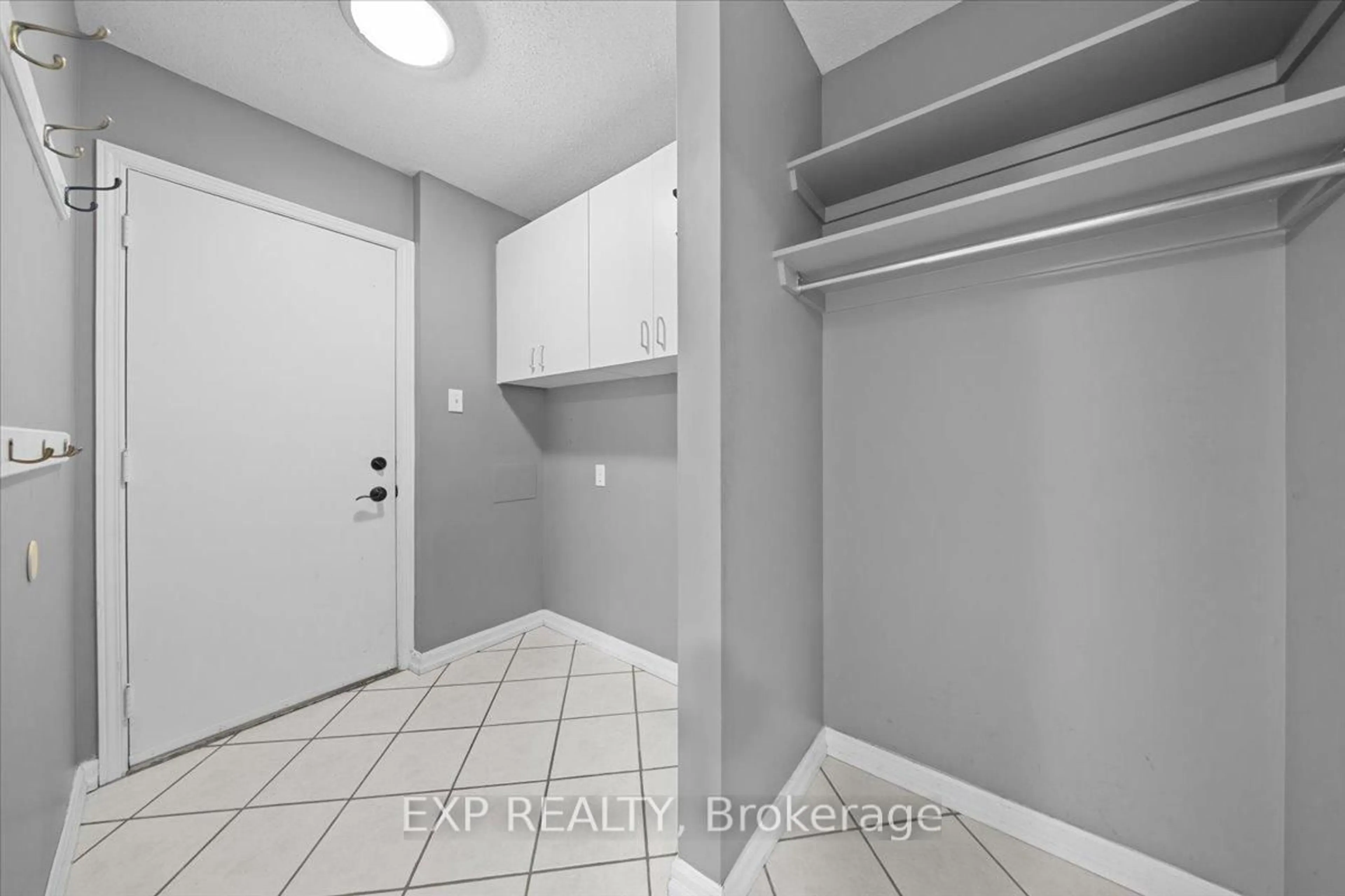 Indoor entryway for 851 Beauregard Cres, Orleans Ontario K4A 3C9