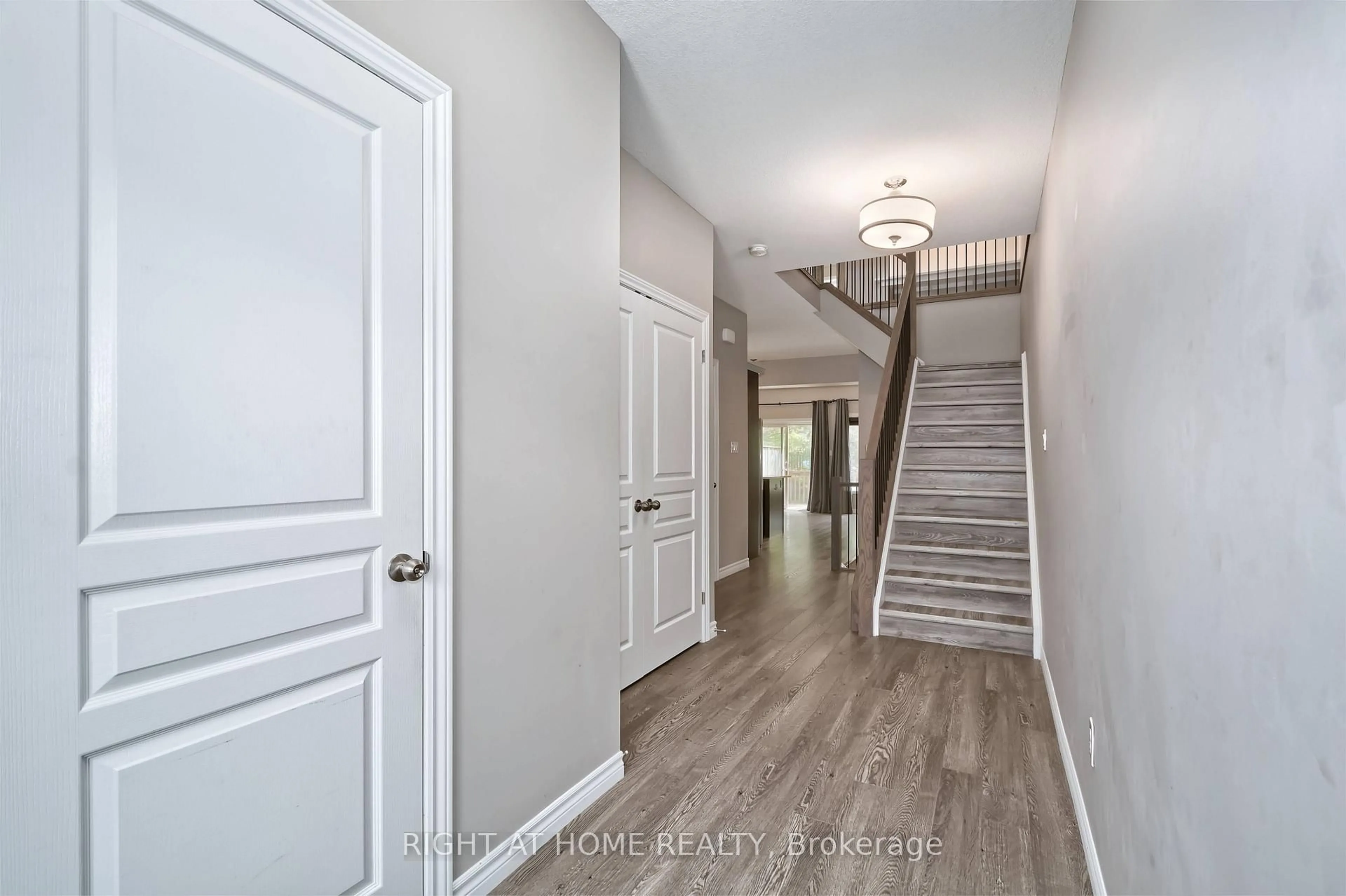 Indoor entryway for 1924 Cedarhollow Blvd #97, London North Ontario N5X 0K3