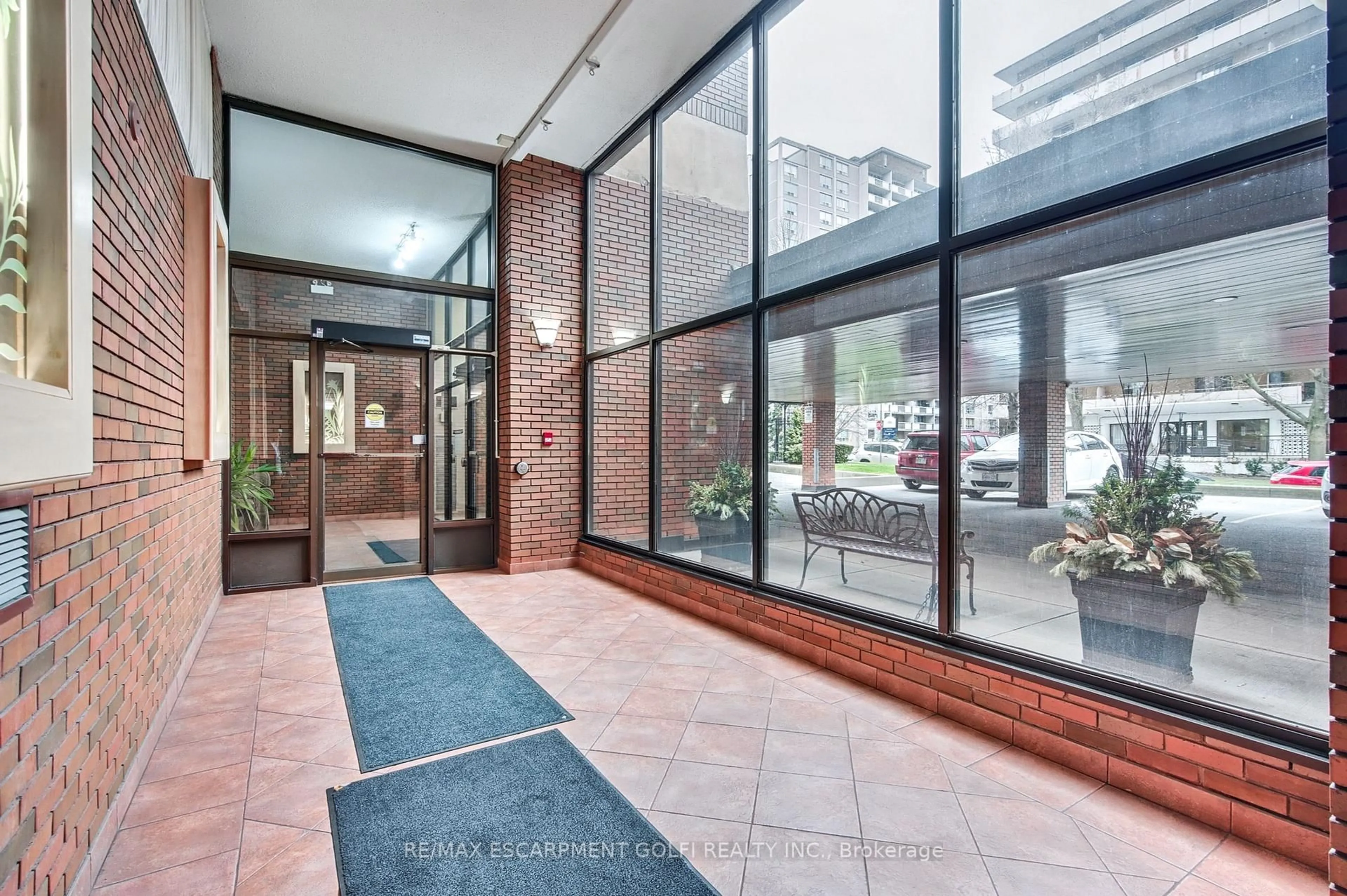 Indoor foyer for 222 Jackson St #305, Hamilton Ontario L8P 4S5