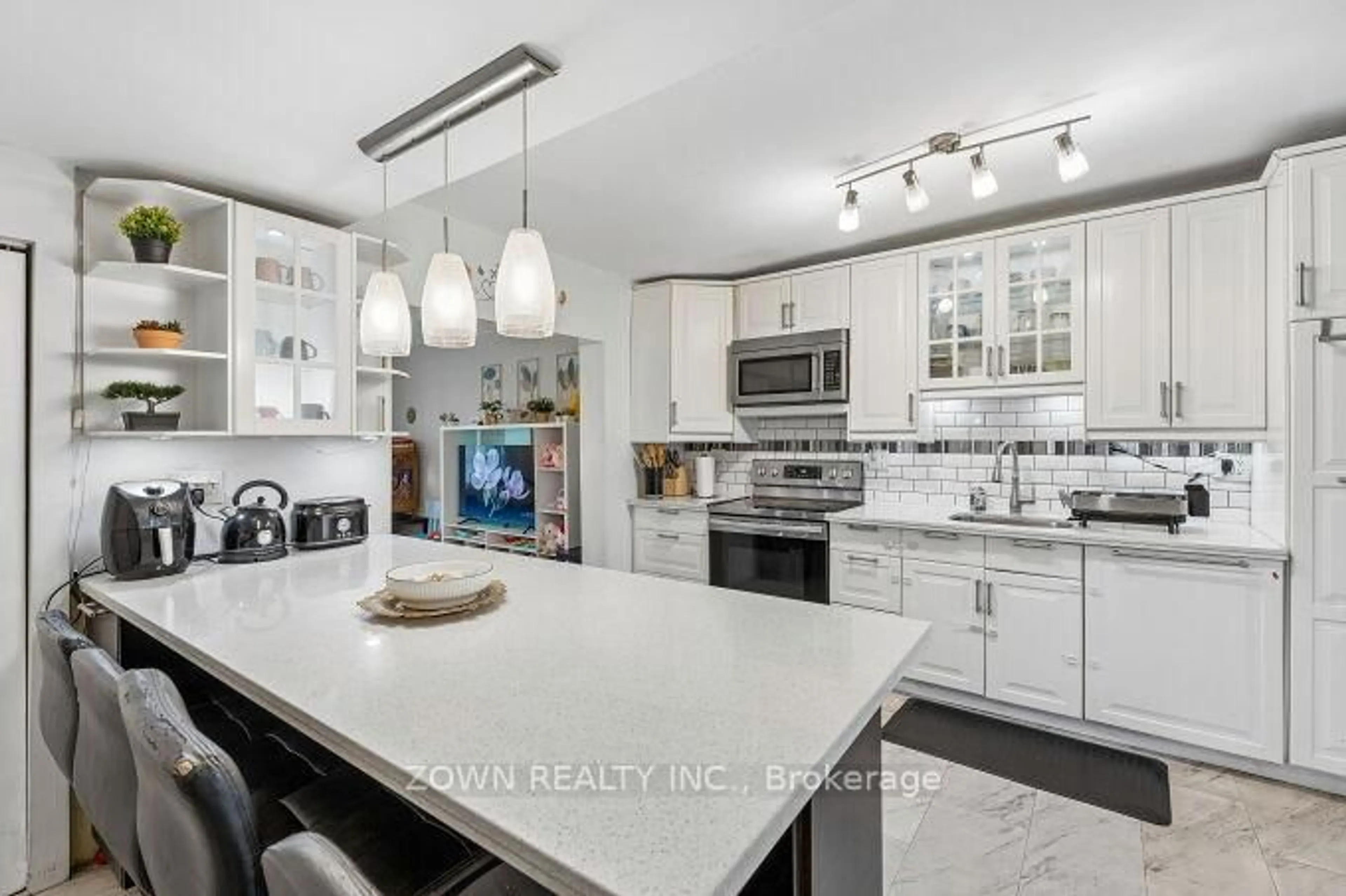 Open concept kitchen, ceramic/tile floor for 6 Albany Ave, Hamilton Ontario L8H 2H2