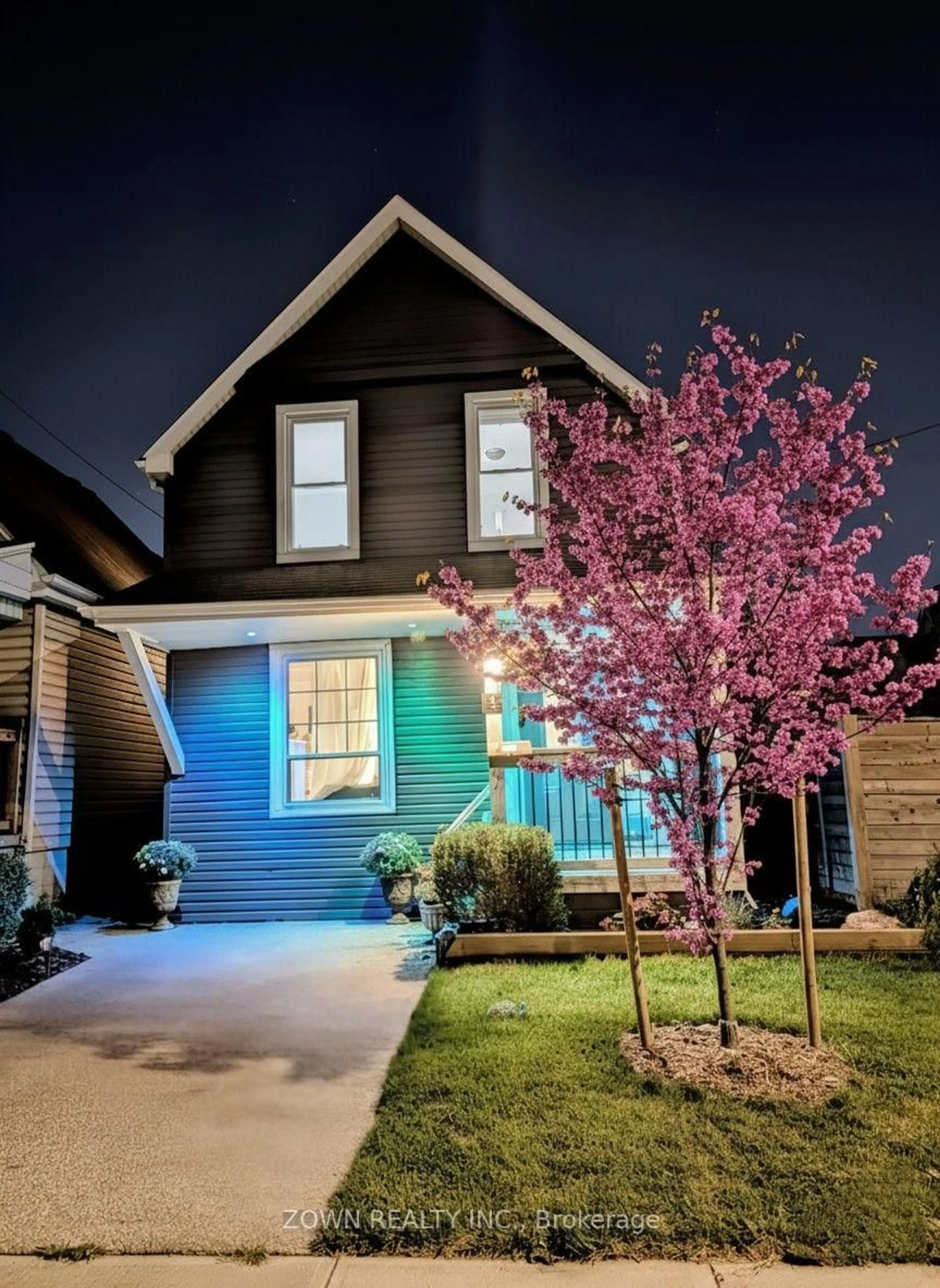 Home with vinyl exterior material, street for 6 Albany Ave, Hamilton Ontario L8H 2H2