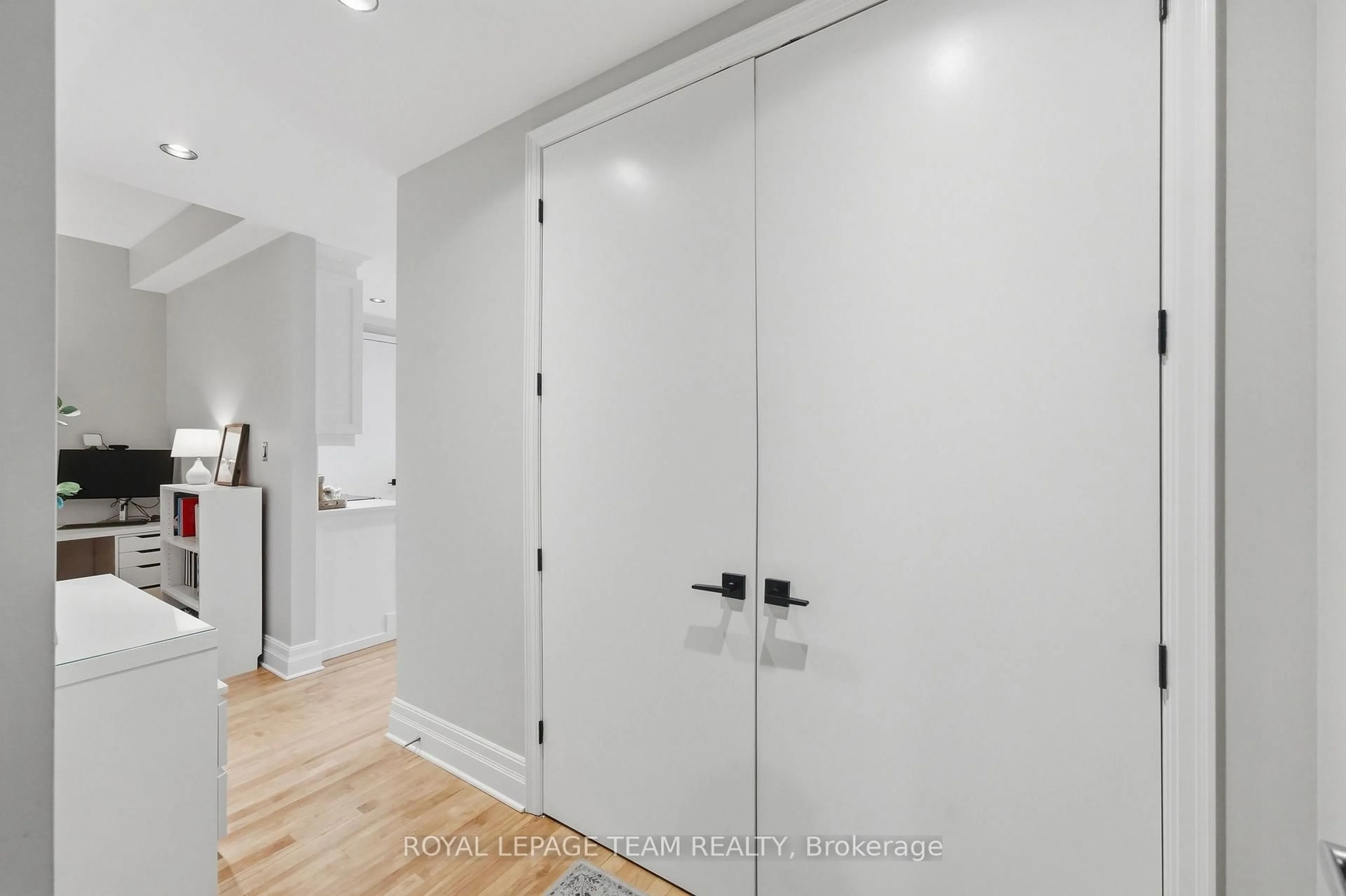 Indoor entryway for 330 Loretta Ave #301, Ottawa Ontario K1S 4E8