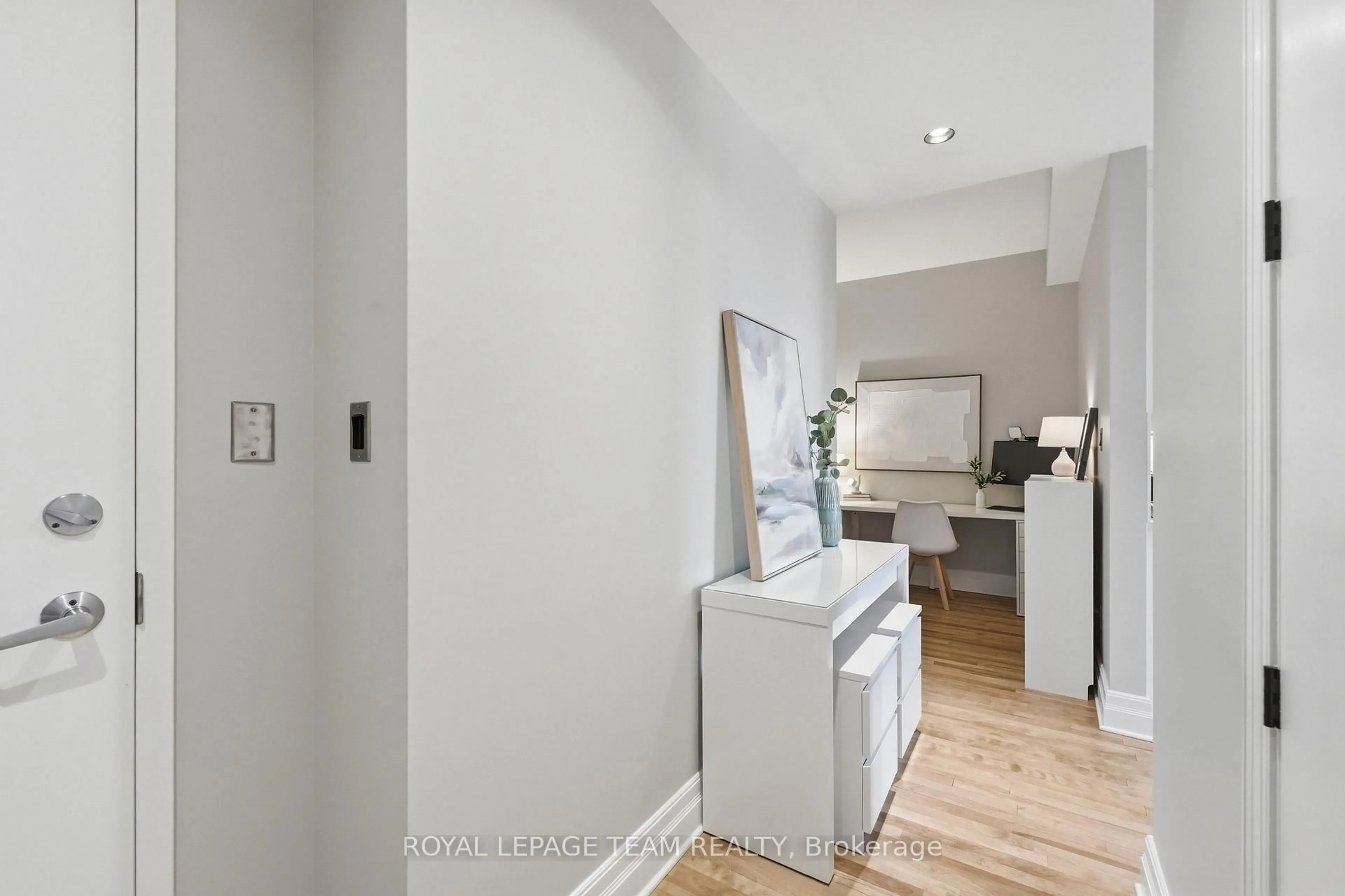 Indoor entryway for 330 Loretta Ave #301, Ottawa Ontario K1S 4E8