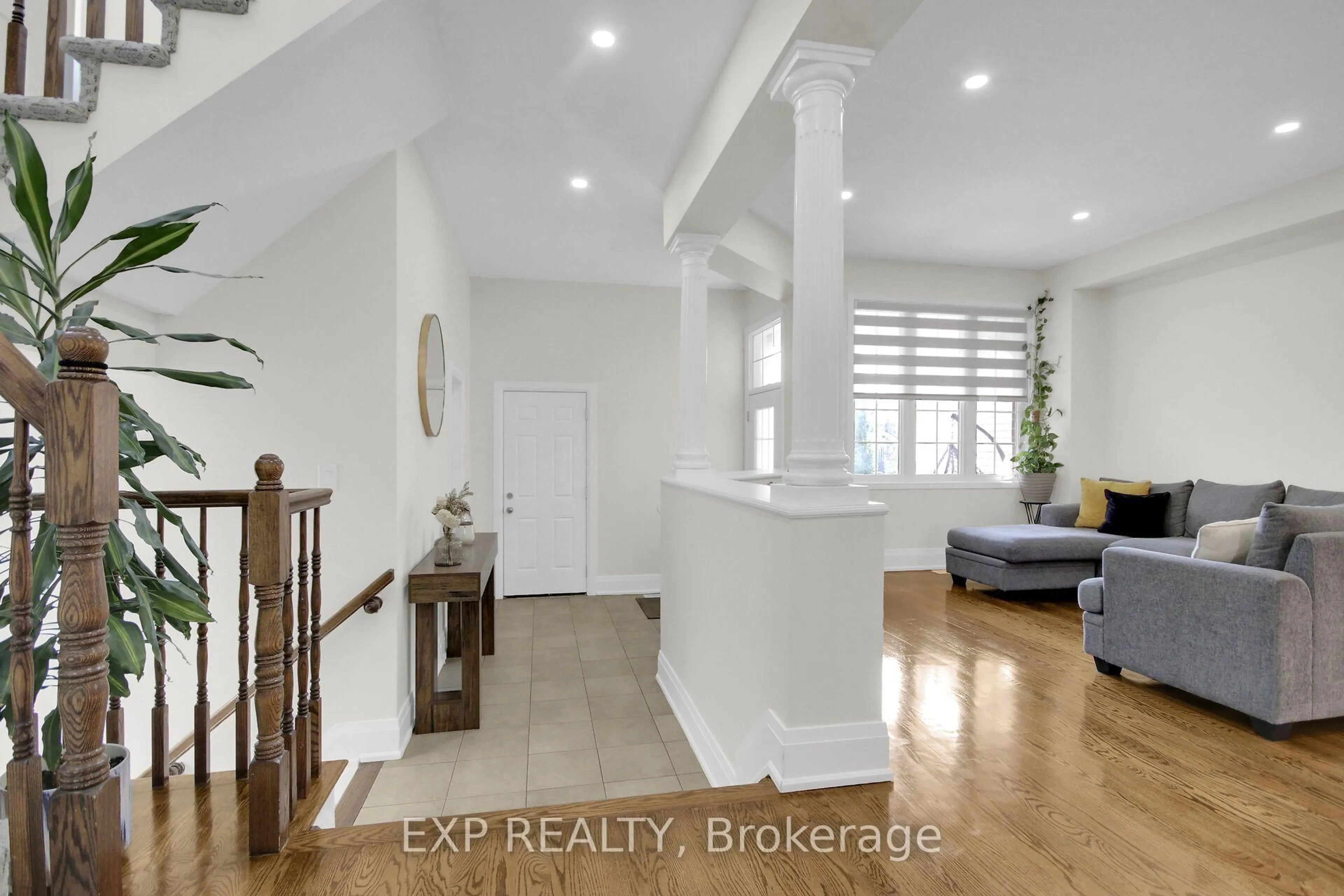Indoor entryway for 860 Percifor Way, Ottawa Ontario K1W 0B4