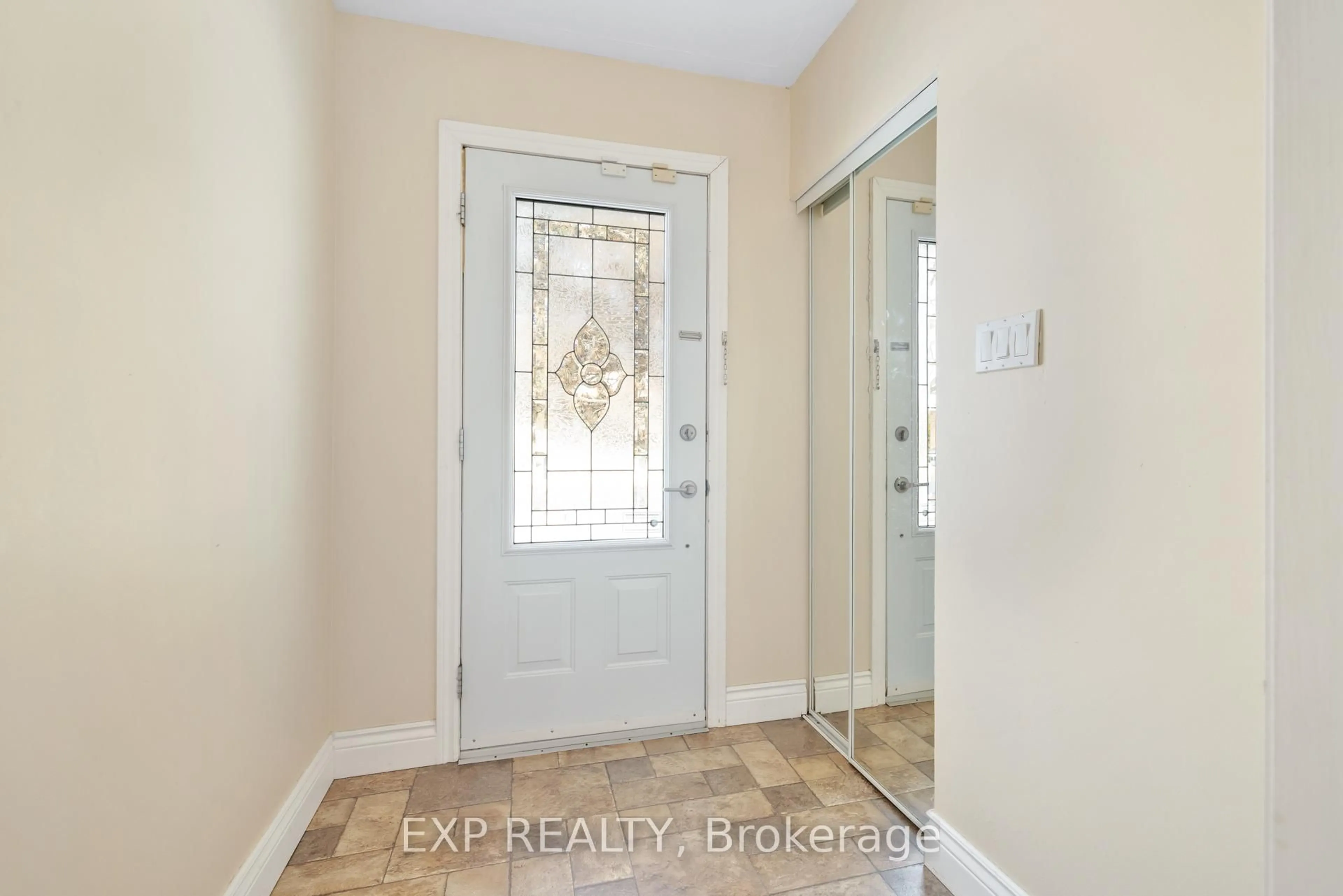 Indoor entryway for 888 CHARLESWOOD Ave, Ottawa Ontario K1K 0W3