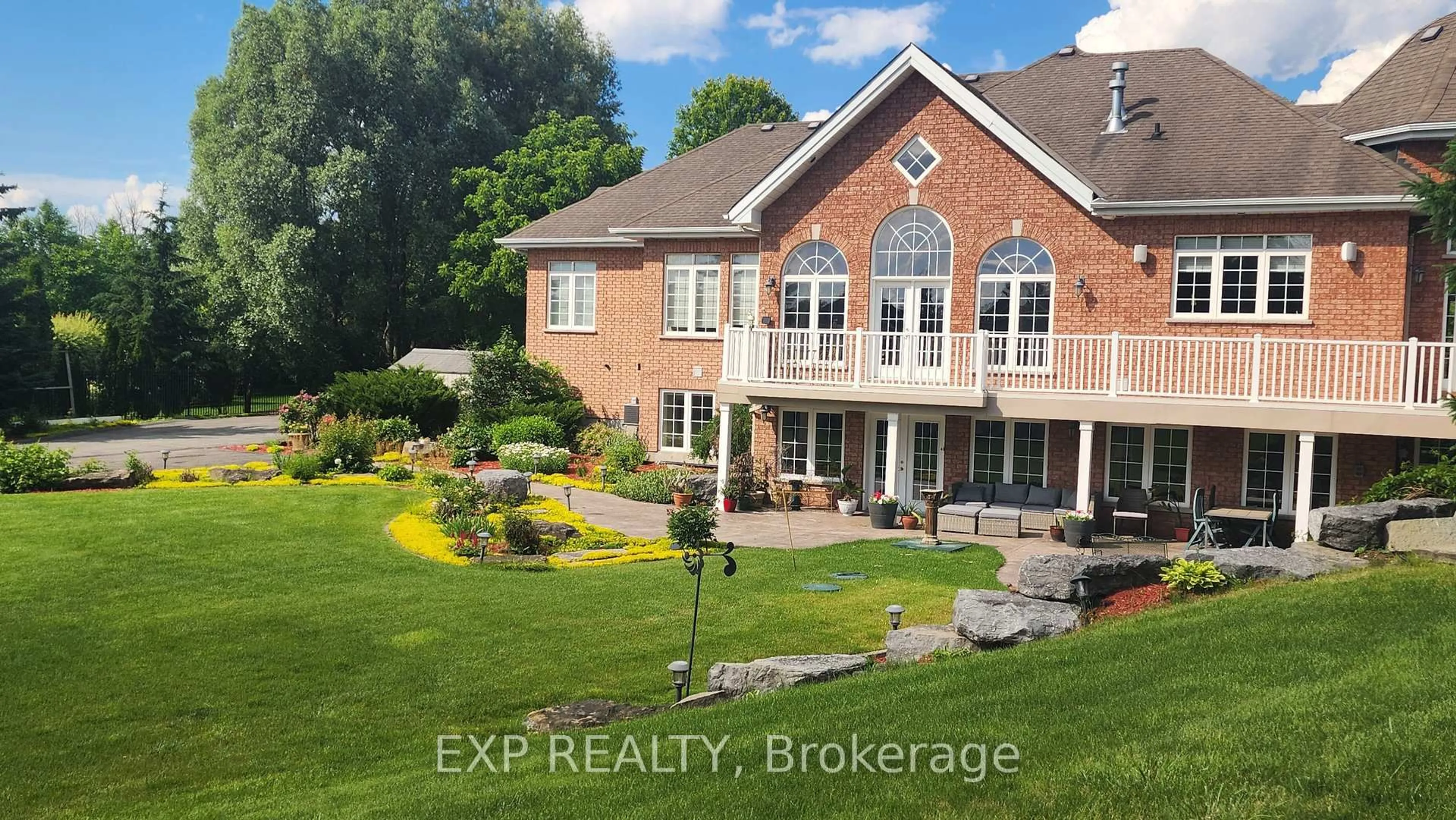 A pic from outside/outdoor area/front of a property/back of a property/a pic from drone, unknown for 1283 Rideau Cove Crt, Ottawa Ontario K1V 1R8