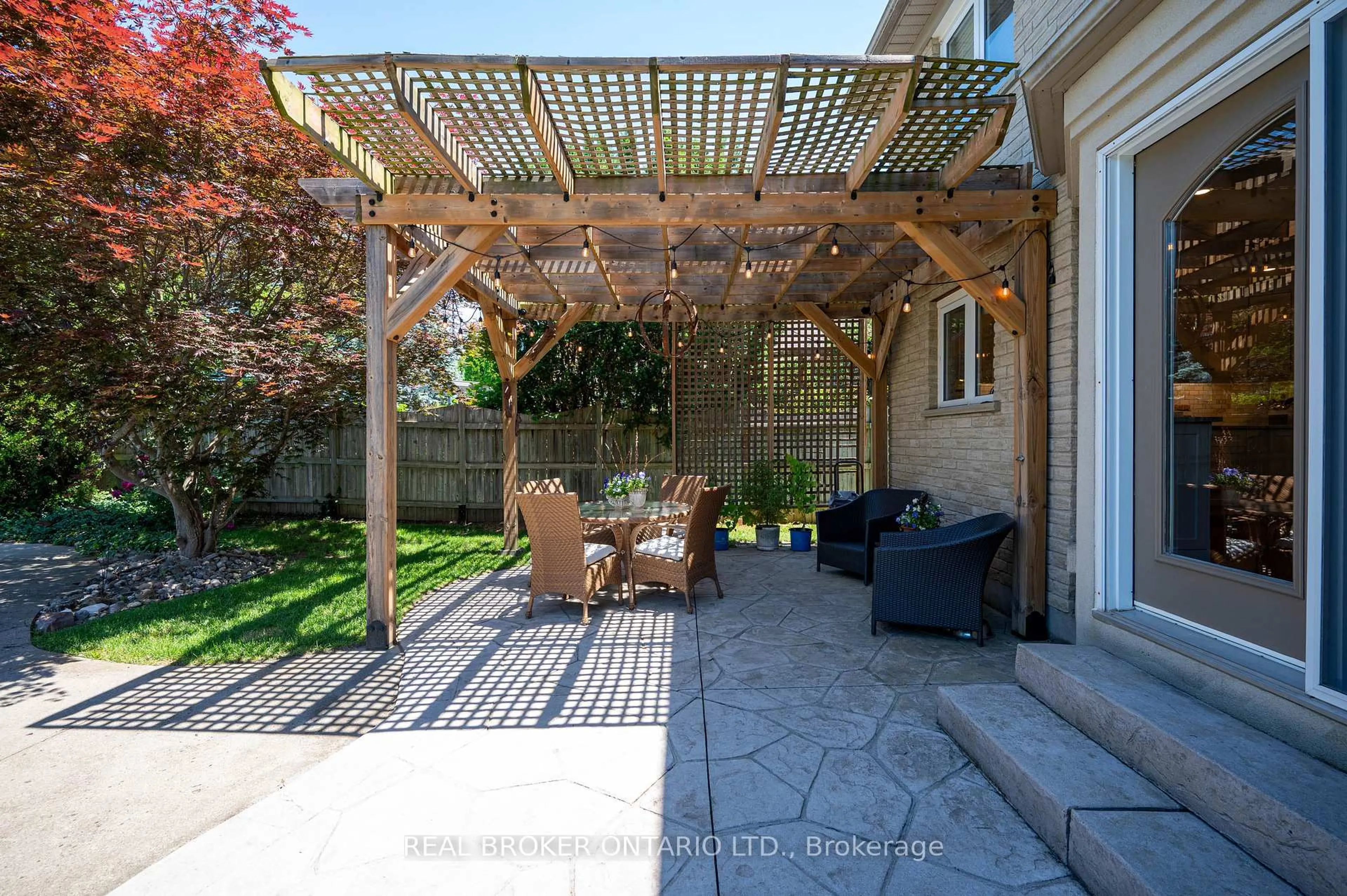 Patio, street for 6 Pioneer Tower Cres, Kitchener Ontario N2P 2L2