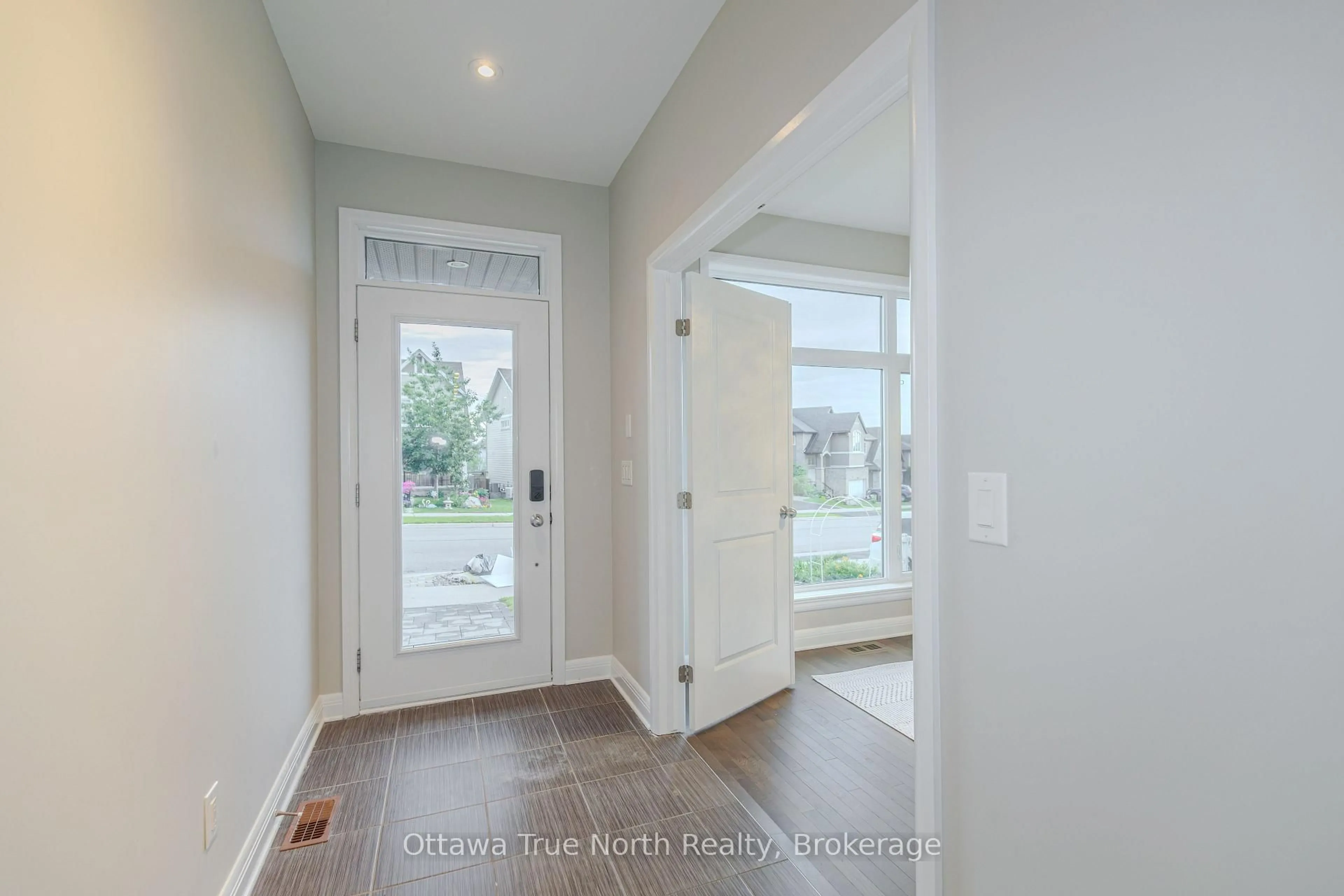 Indoor entryway for 373 Huntsville Dr, Ottawa Ontario K2T 0H5