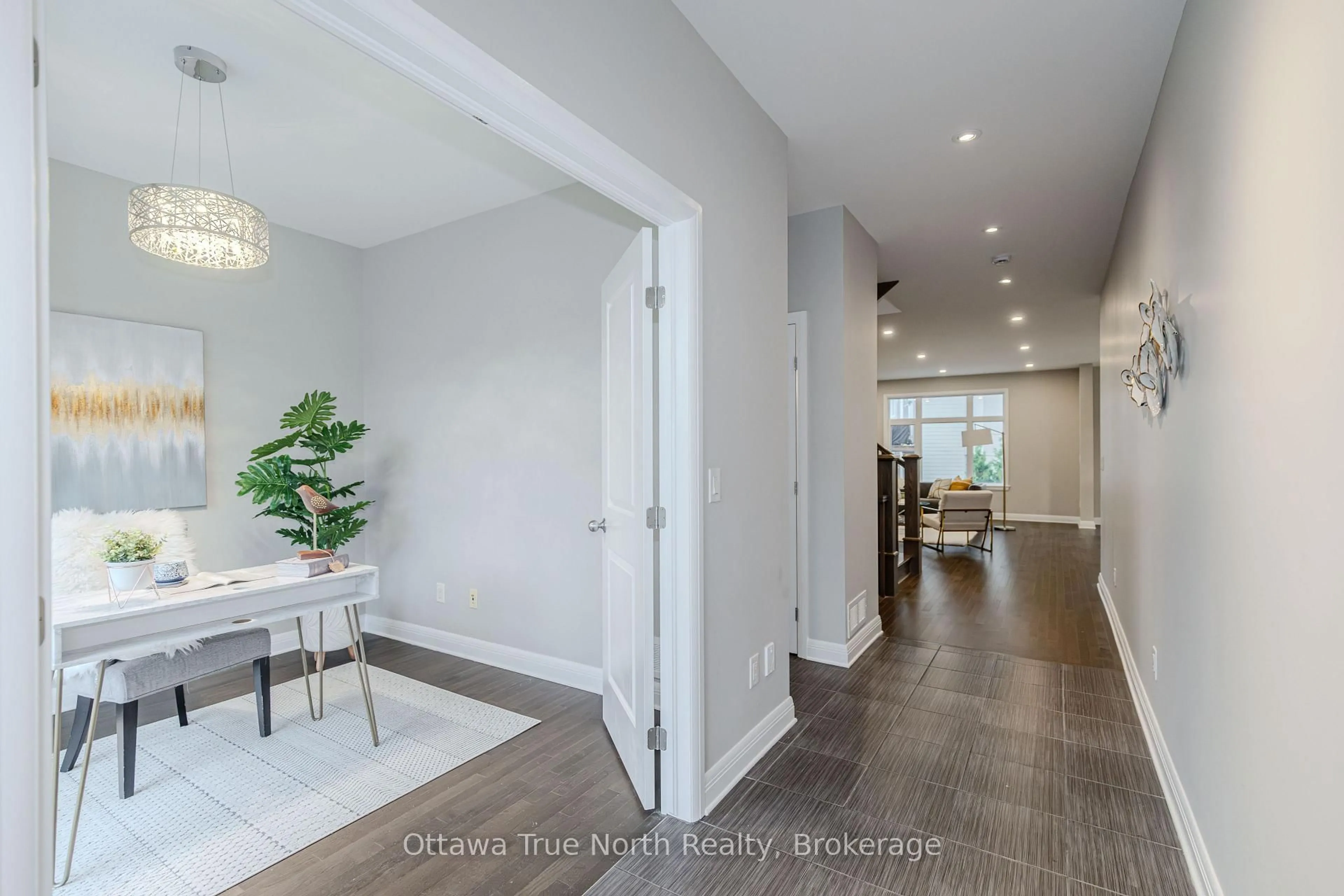 Indoor entryway for 373 Huntsville Dr, Ottawa Ontario K2T 0H5