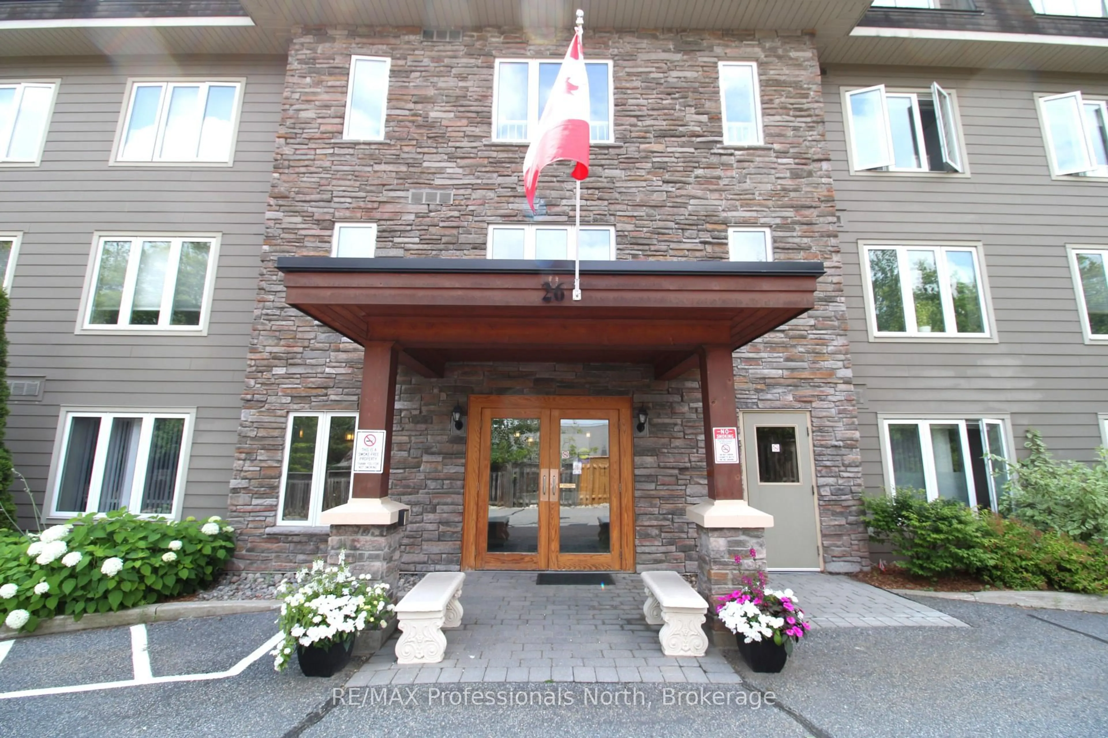 Indoor foyer for 26 Dairy Lane #402, Huntsville Ontario P1H 0A4