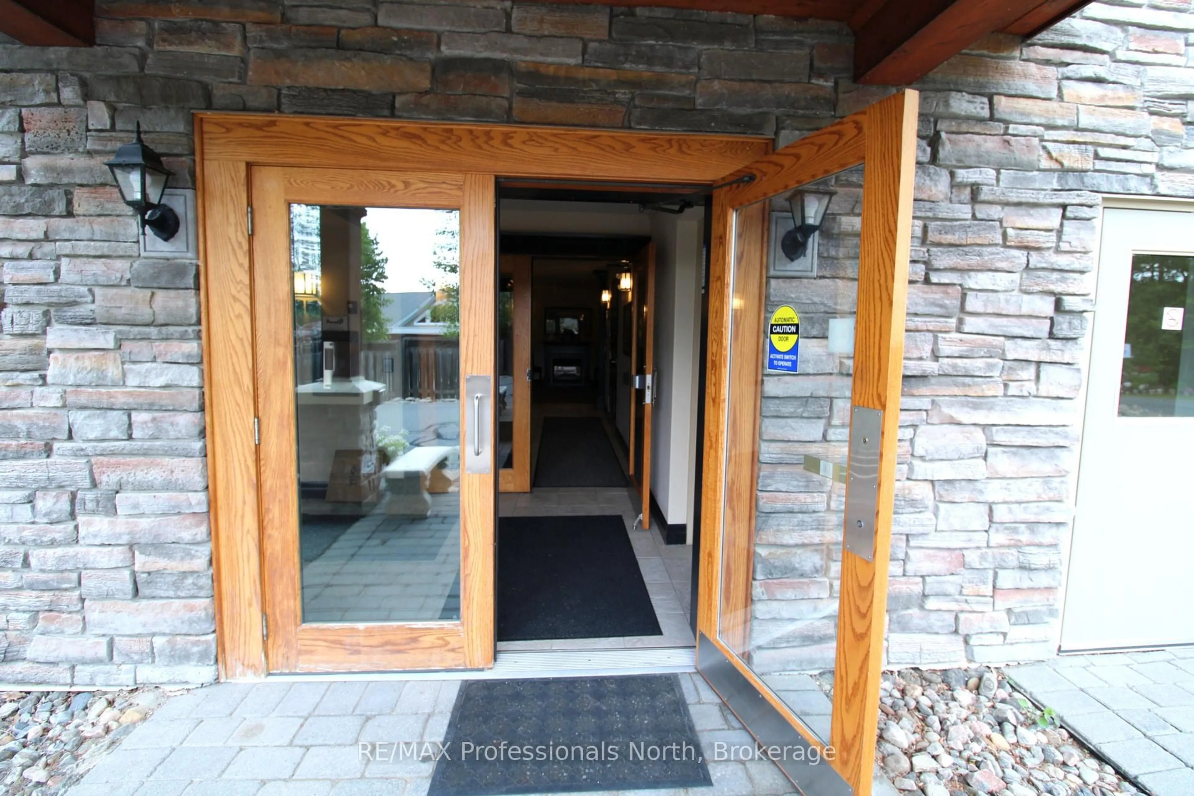 Indoor foyer for 26 Dairy Lane #402, Huntsville Ontario P1H 0A4