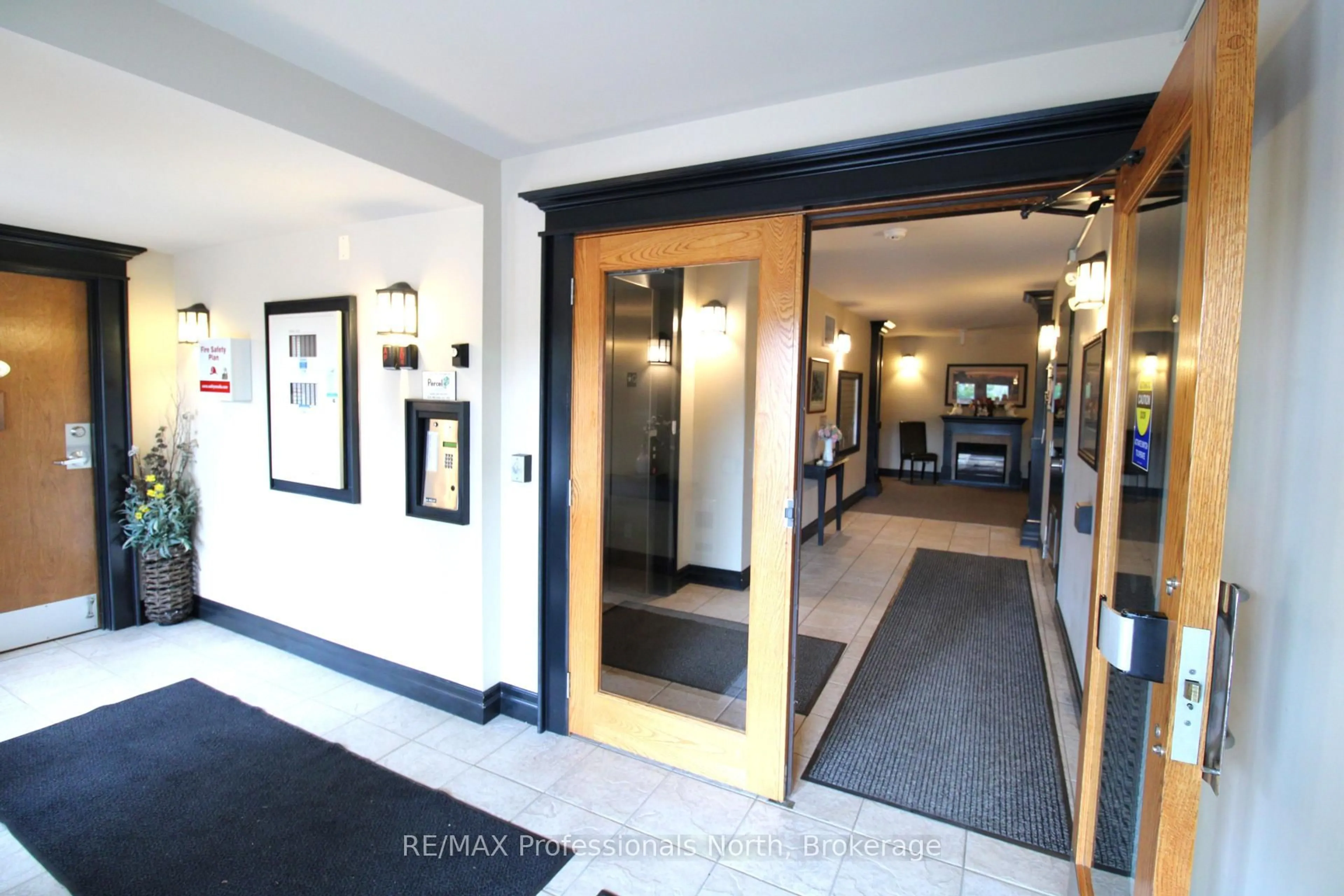 Indoor foyer for 26 Dairy Lane #402, Huntsville Ontario P1H 0A4