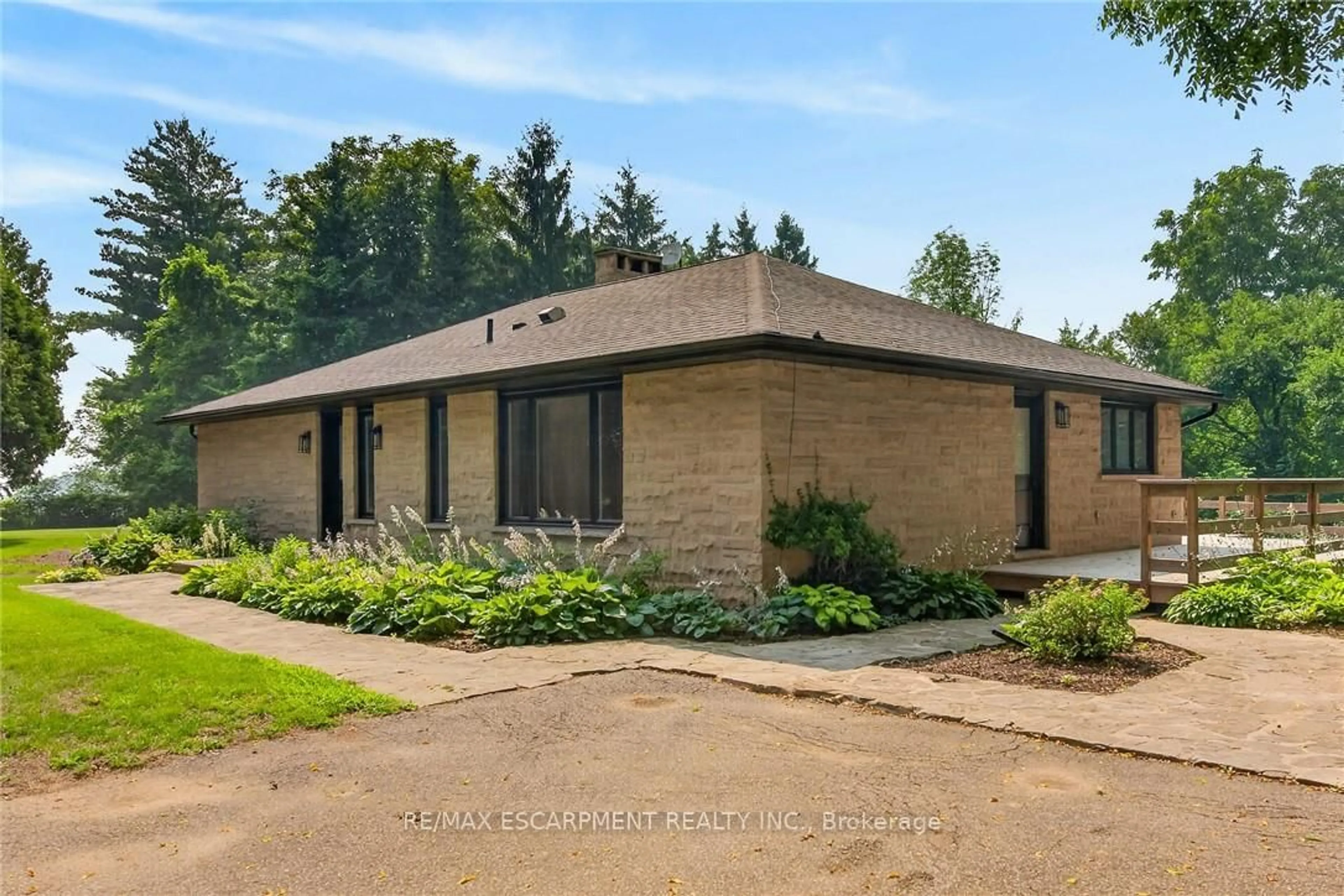 Home with brick exterior material, building for 1376 Mineral Springs Rd, Hamilton Ontario L9H 5E3