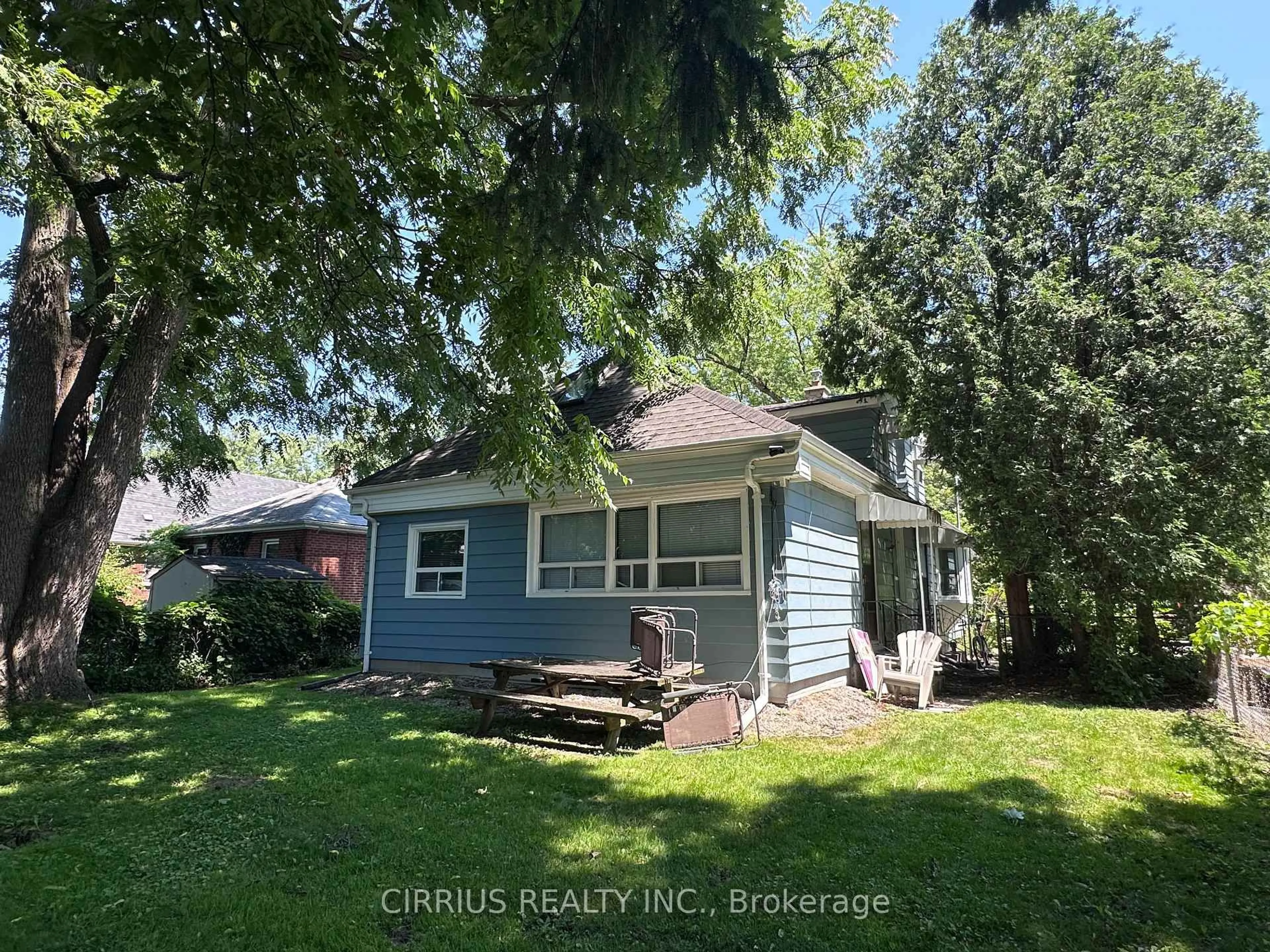 A pic from outside/outdoor area/front of a property/back of a property/a pic from drone, street for 9 Norfolk St, Hamilton Ontario L8S 3J9