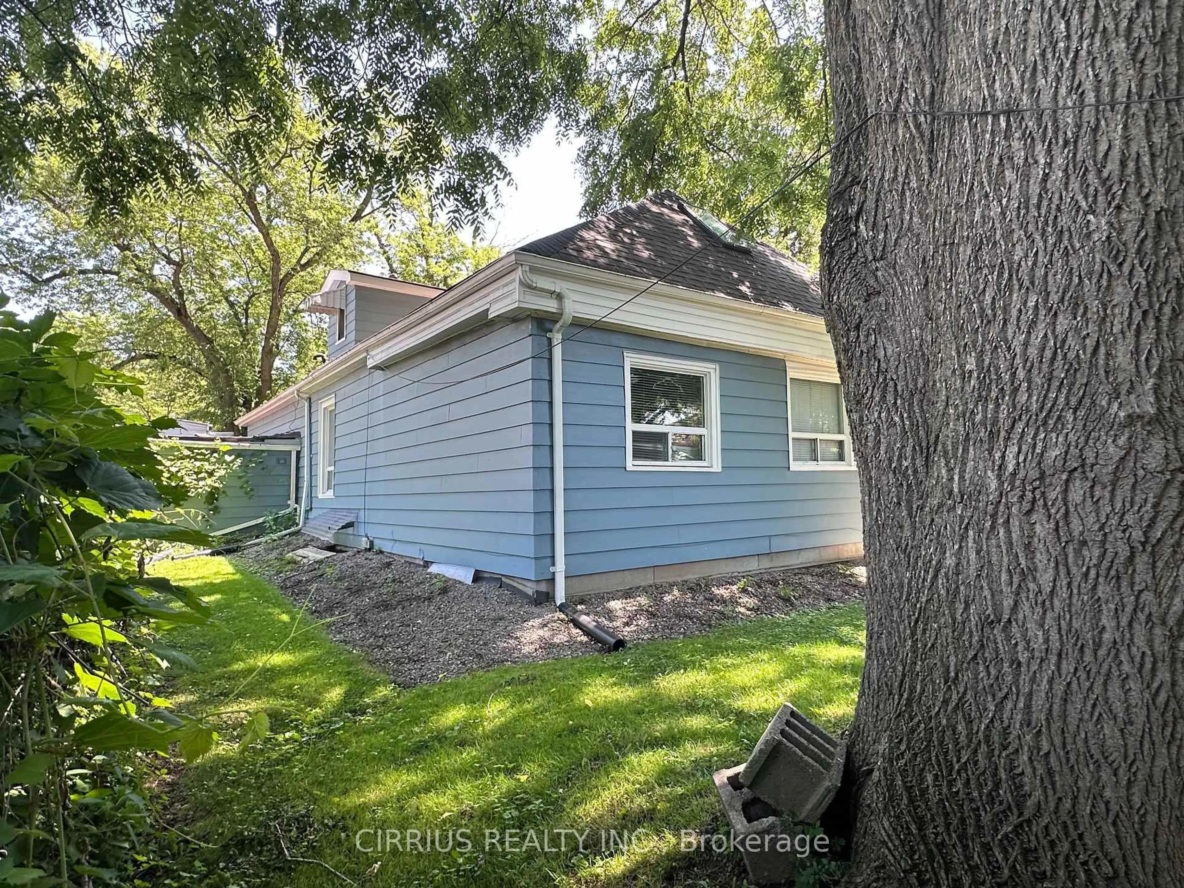 Home with vinyl exterior material, street for 9 Norfolk St, Hamilton Ontario L8S 3J9