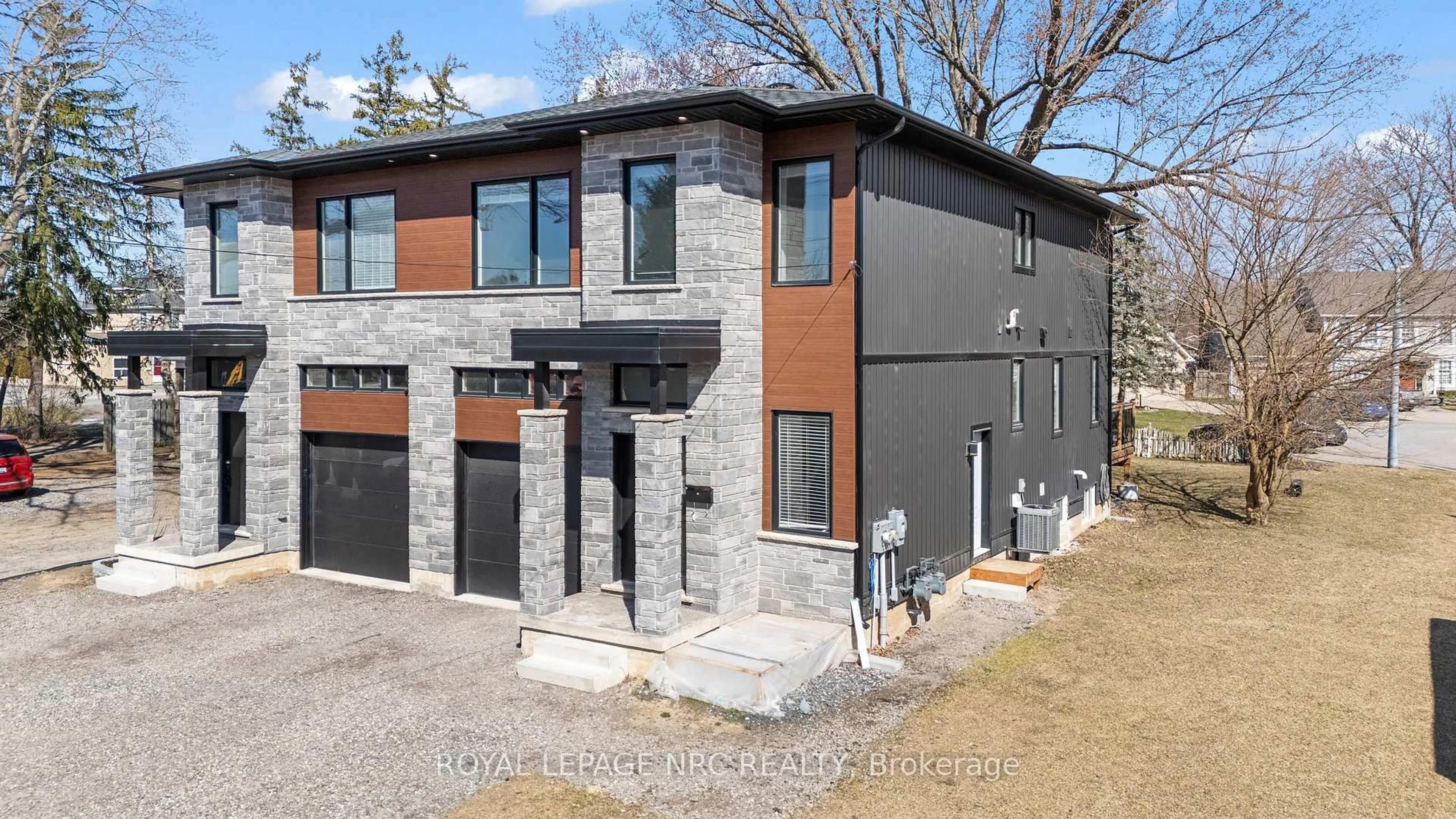 Home with brick exterior material, street for 668 Quaker Rd, Welland Ontario L3C 3H2