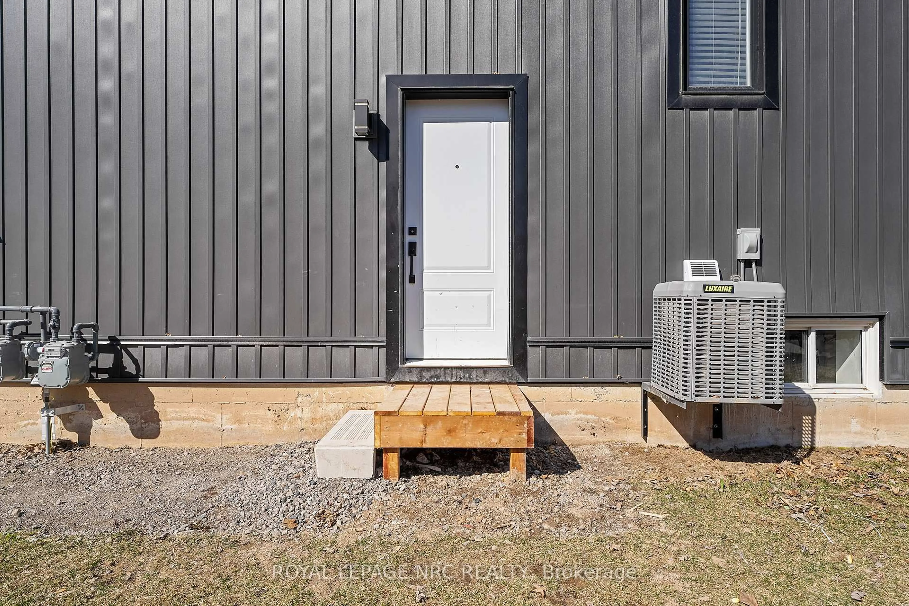 Patio, street for 668 Quaker Rd, Welland Ontario L3C 3H2