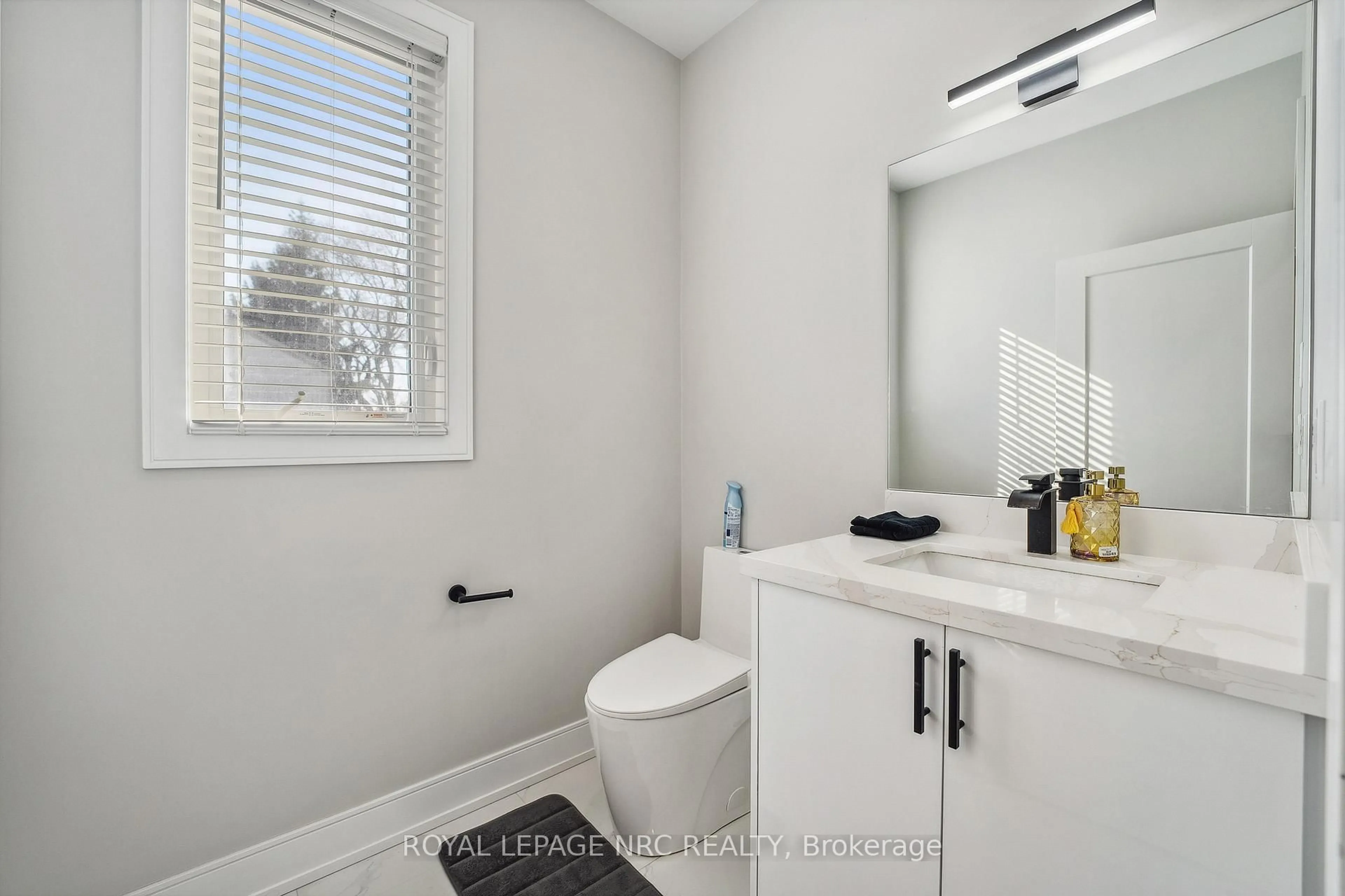 Standard bathroom, ceramic/tile floor for 668 Quaker Rd, Welland Ontario L3C 3H2