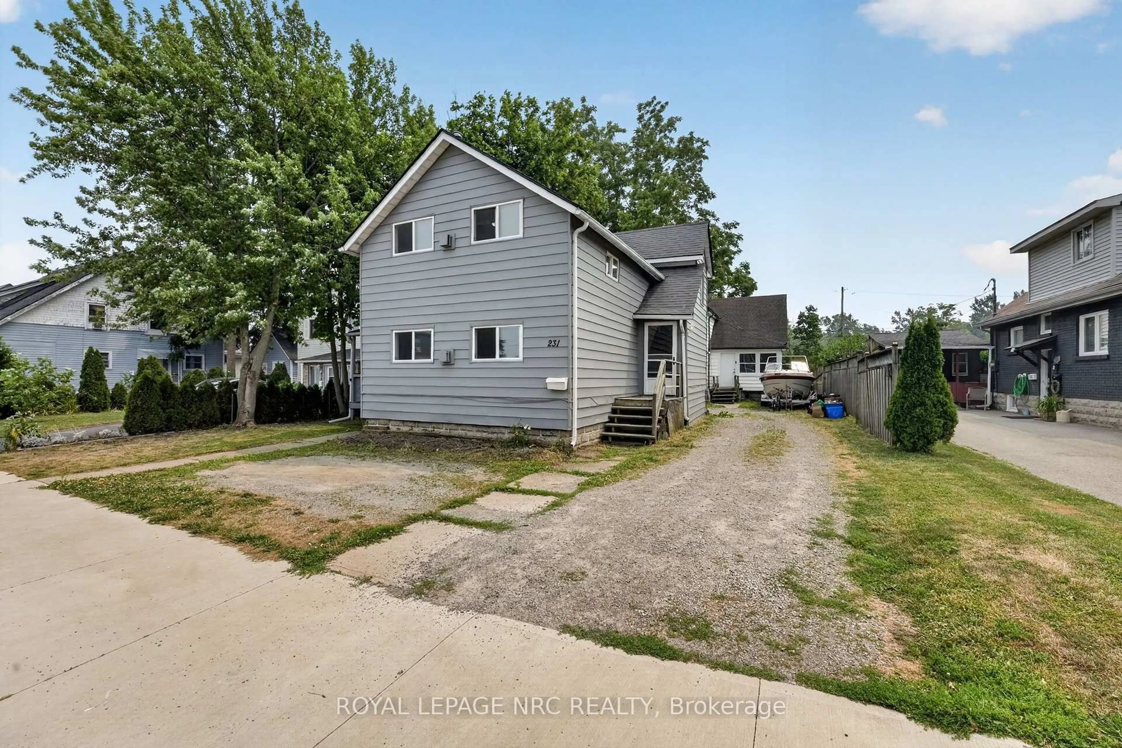 A pic from outside/outdoor area/front of a property/back of a property/a pic from drone, street for 231-233 Jarvis St, Fort Erie Ontario L2A 2S7