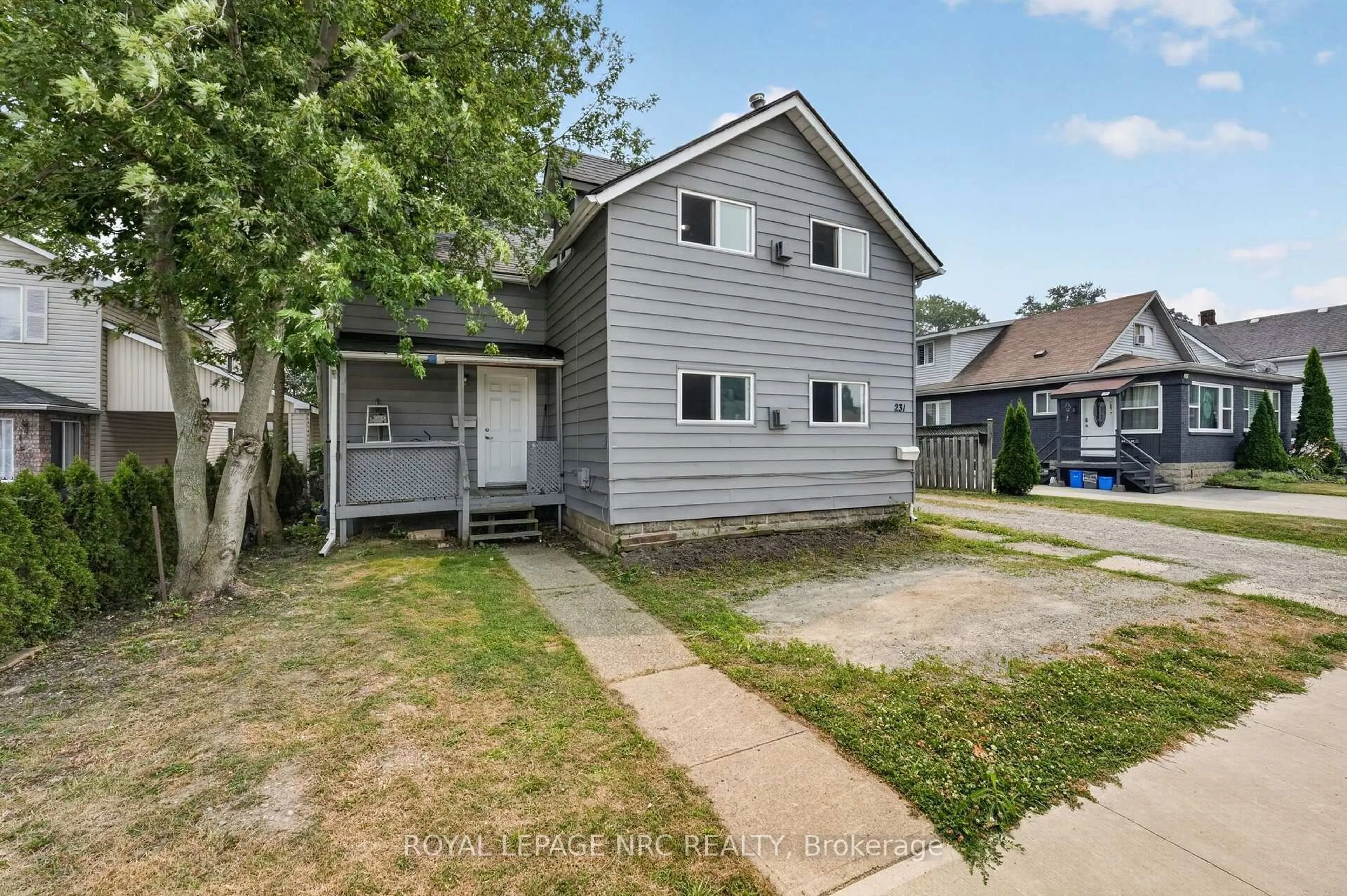A pic from outside/outdoor area/front of a property/back of a property/a pic from drone, street for 231-233 Jarvis St, Fort Erie Ontario L2A 2S7