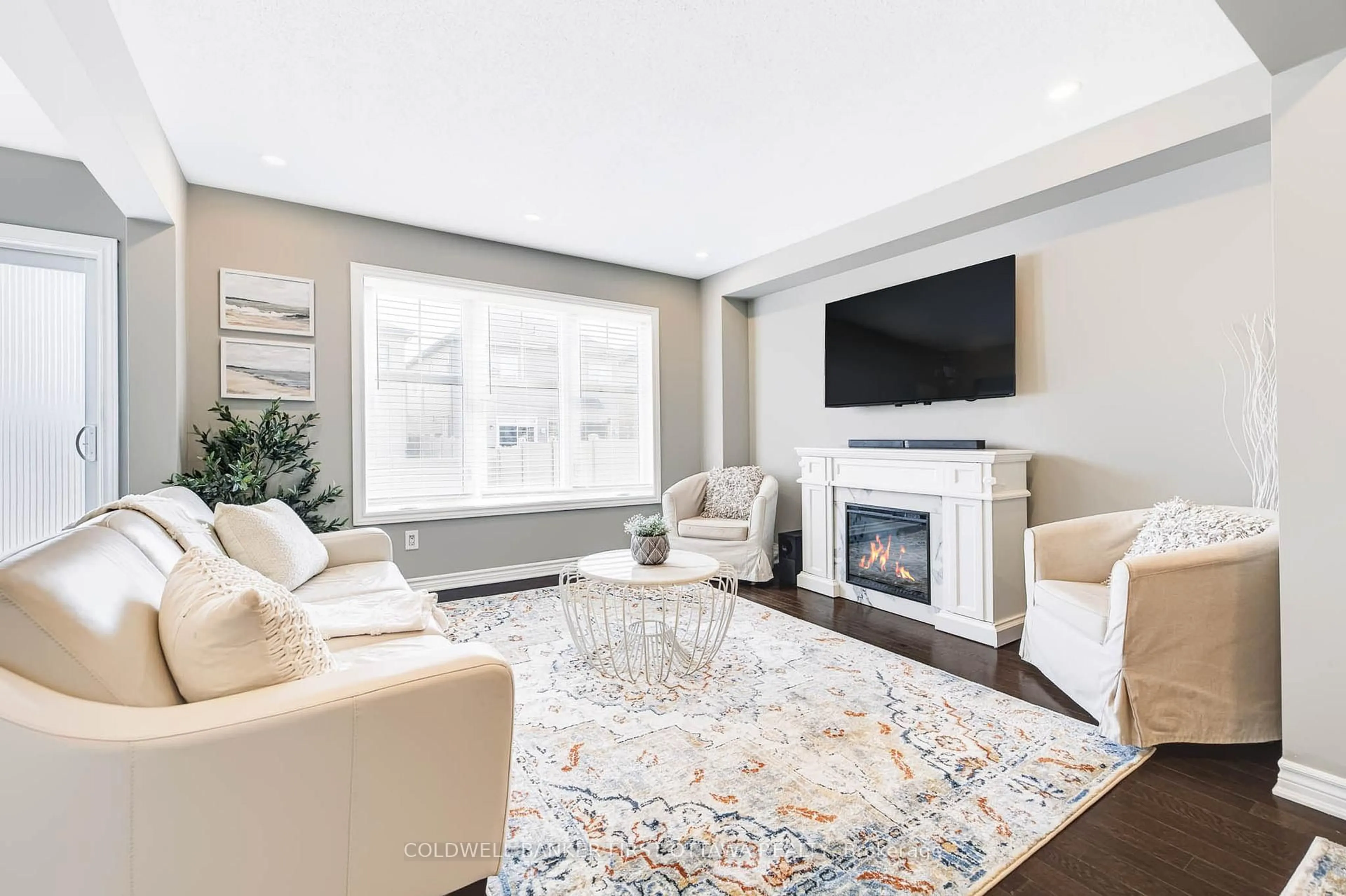 Living room with furniture, unknown for 1001 Manege St, Ottawa Ontario K2S 0Y7