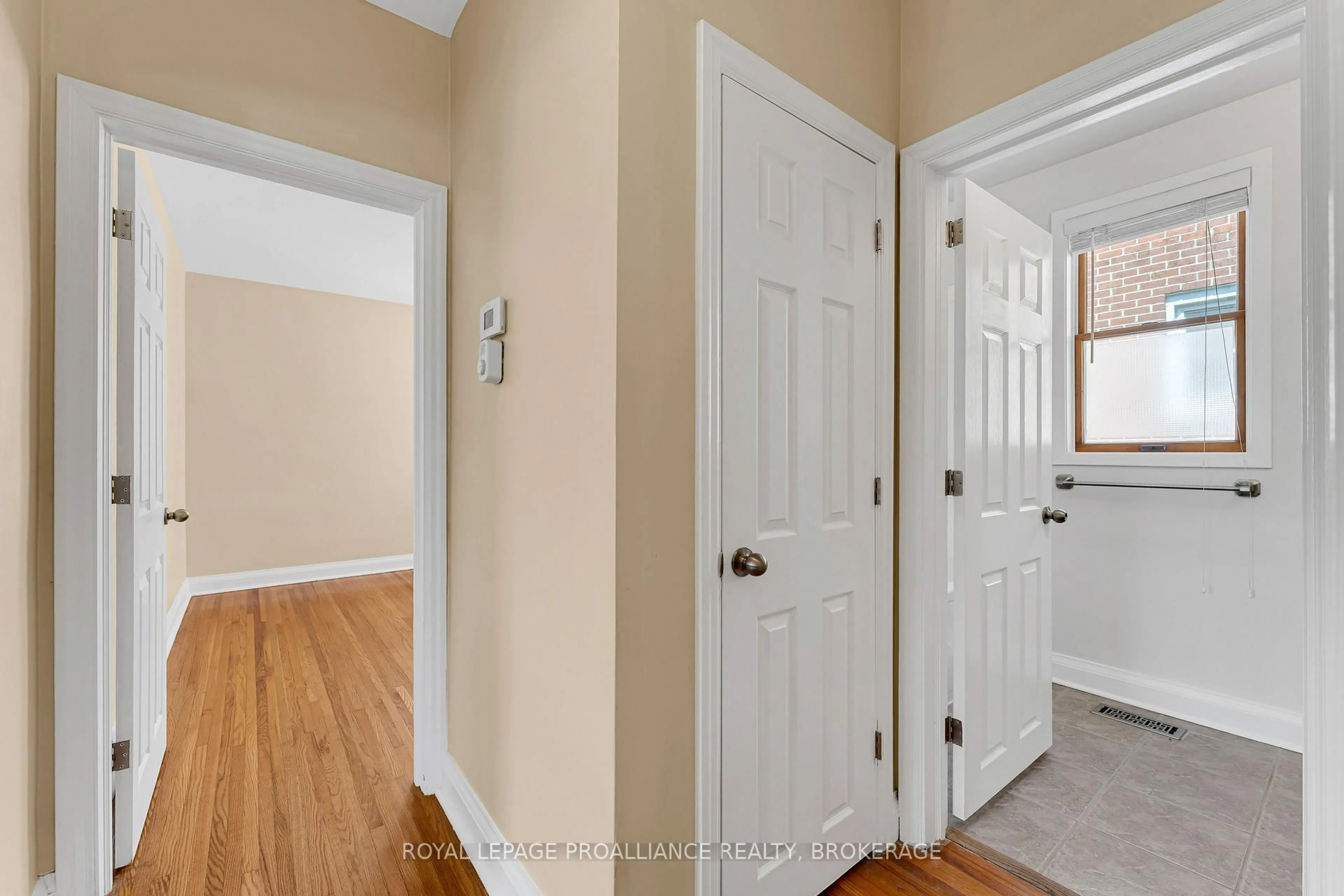 Indoor entryway for 524 College St, Kingston Ontario K7L 4M9
