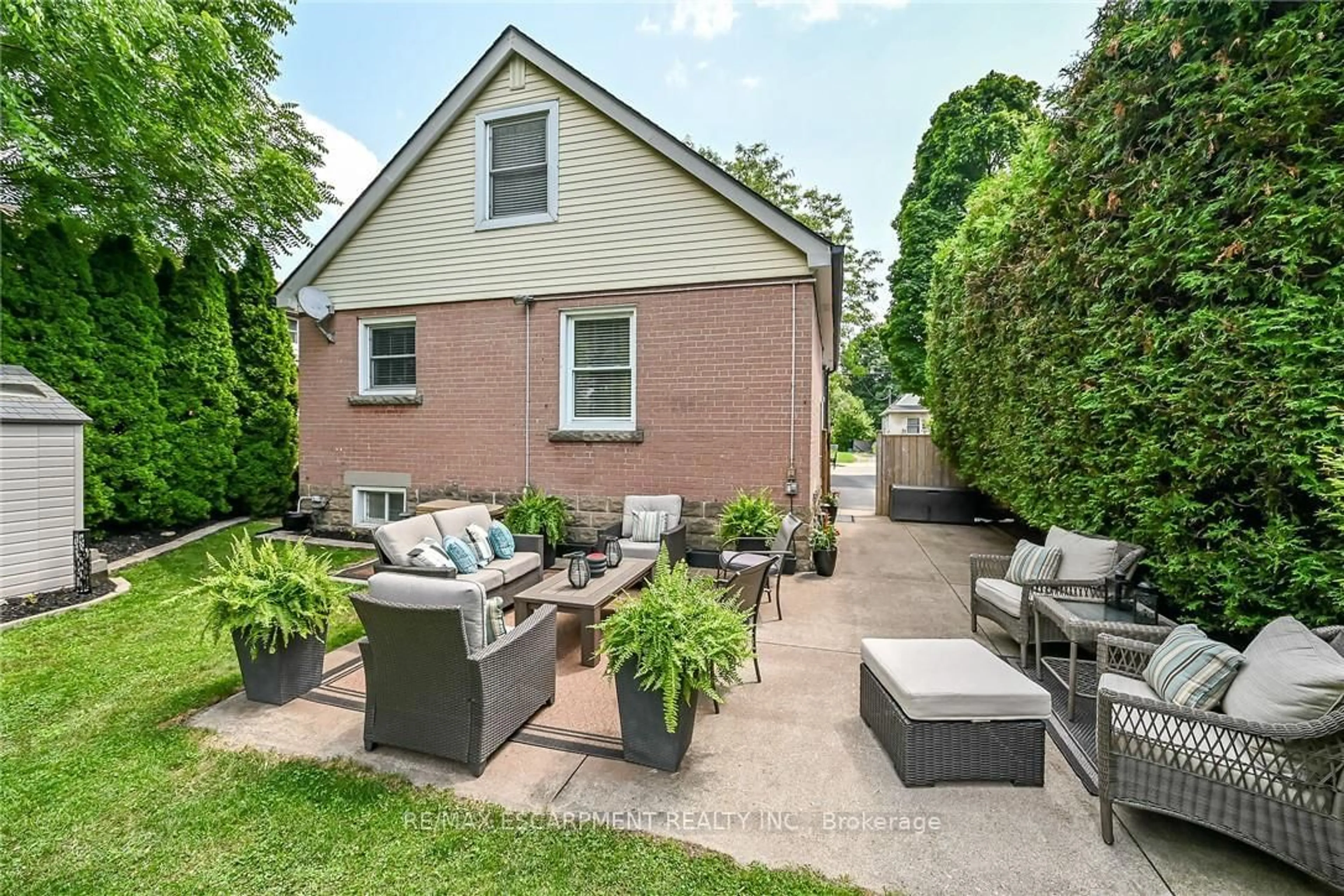 Patio, street for 180 East 25th St, Hamilton Ontario L8V 3A5