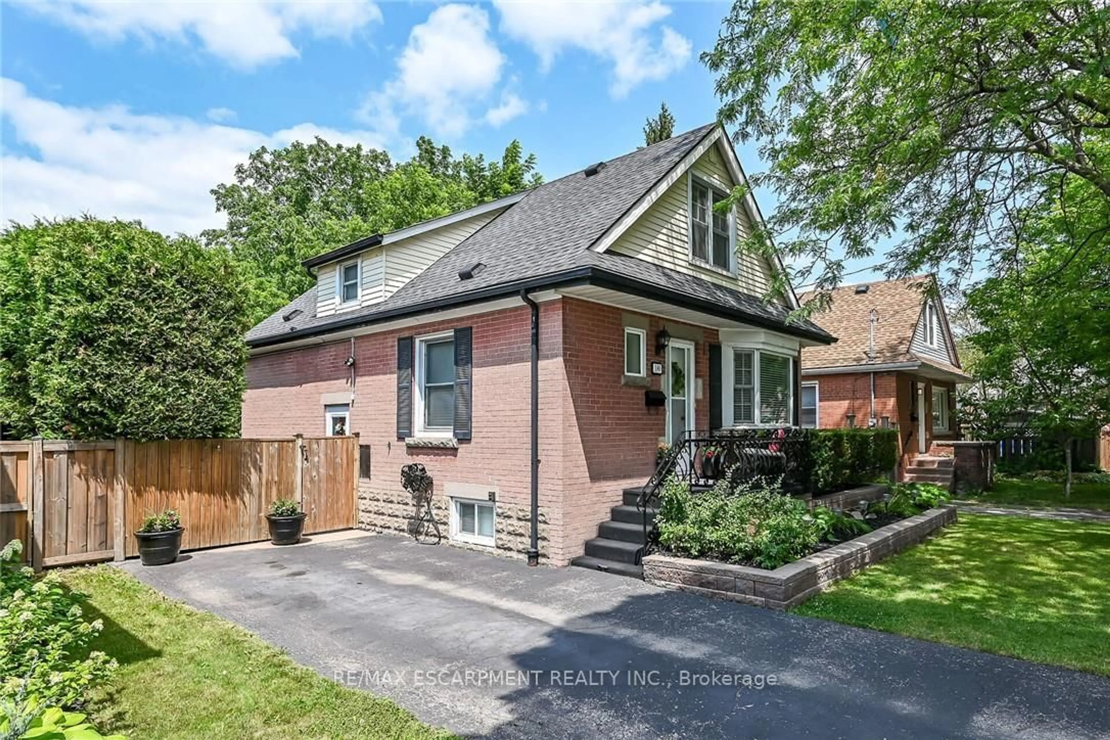 Home with brick exterior material, street for 180 East 25th St, Hamilton Ontario L8V 3A5