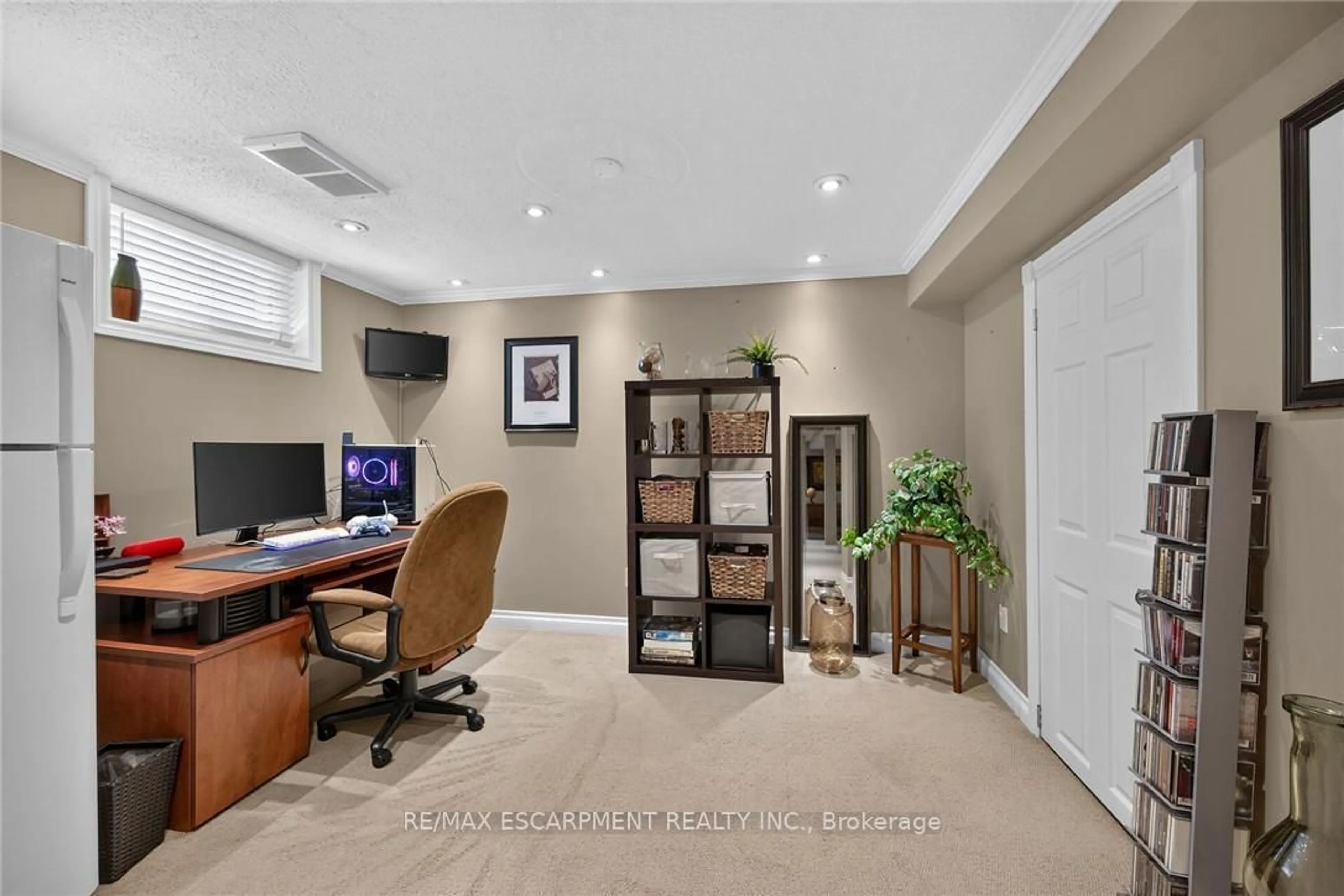A pic of a room for 180 East 25th St, Hamilton Ontario L8V 3A5