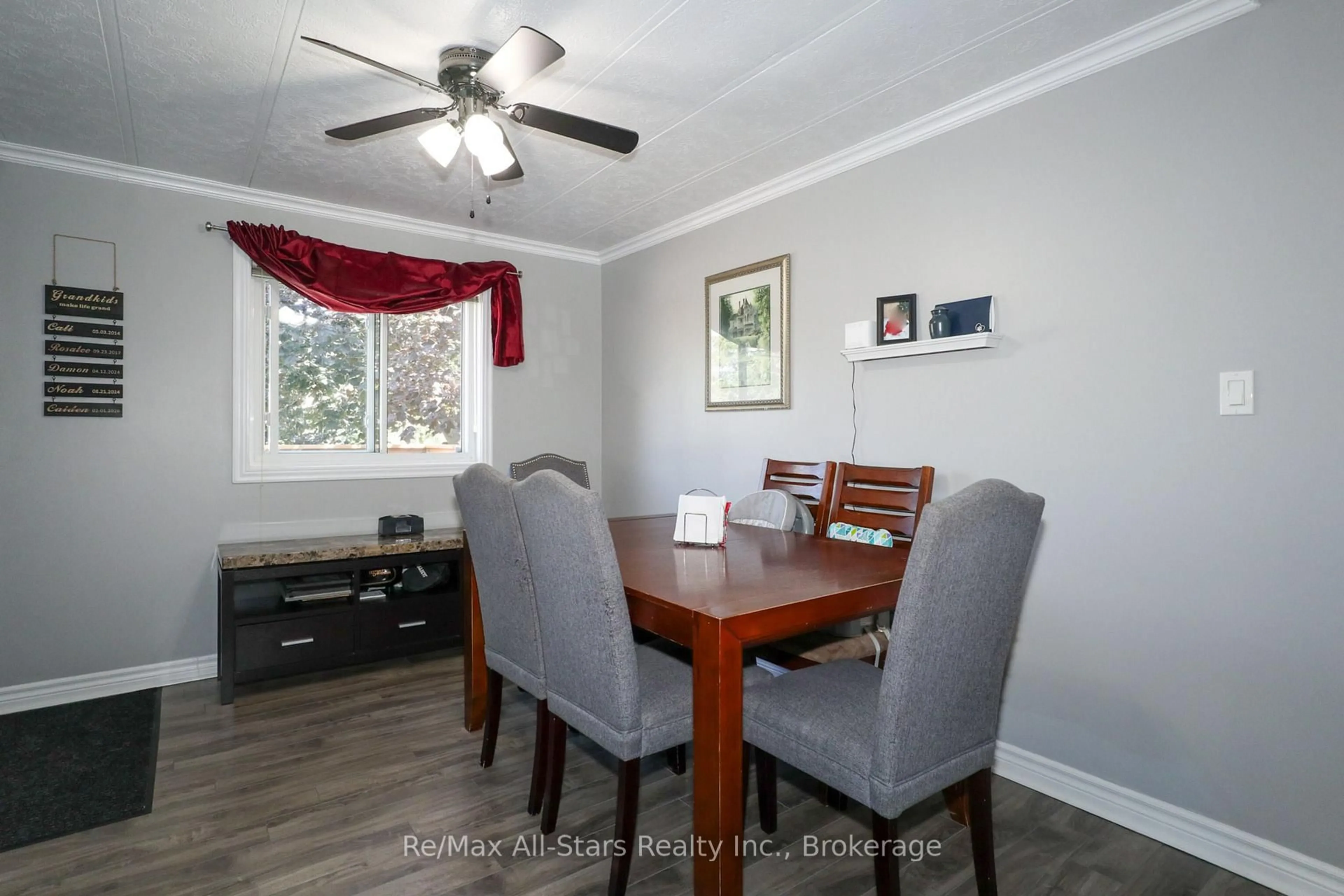 Dining room, wood/laminate floor for 7 Cedar St, Kawartha Lakes Ontario K9V 4R1