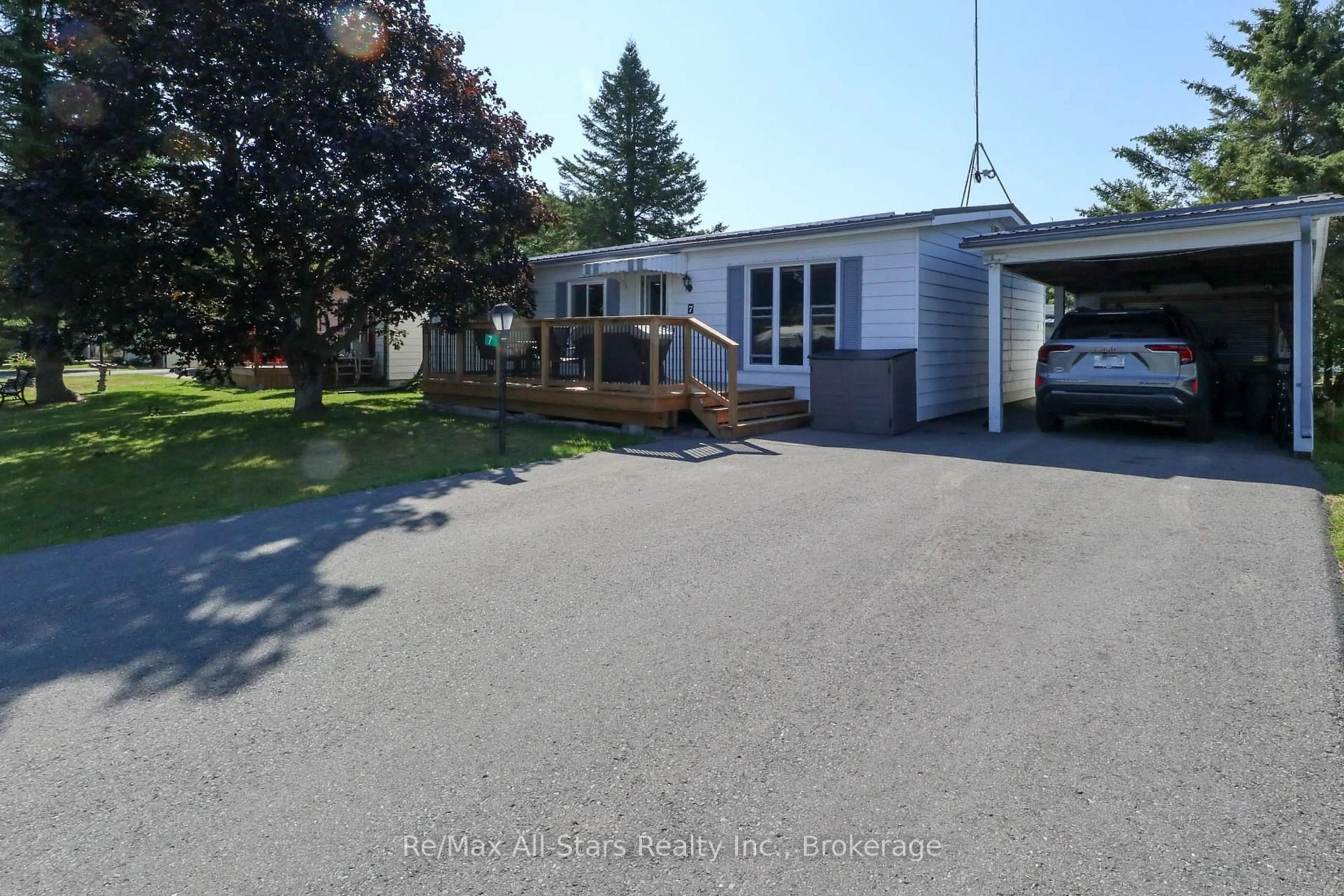 A pic from outside/outdoor area/front of a property/back of a property/a pic from drone, unknown for 7 Cedar St, Kawartha Lakes Ontario K9V 4R1