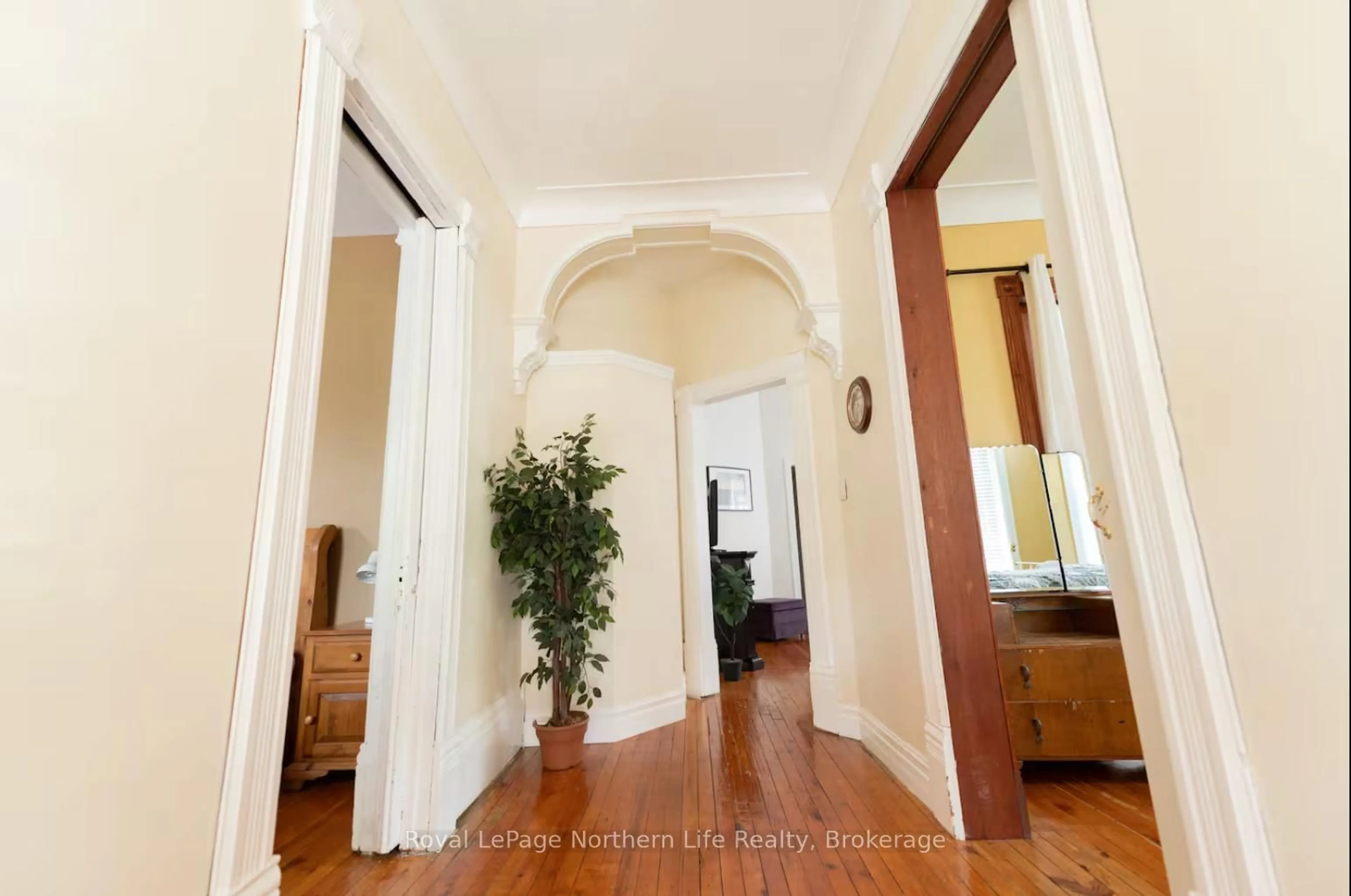 Indoor foyer for 523 SHERBROOKE St, North Bay Ontario P1B 2C4