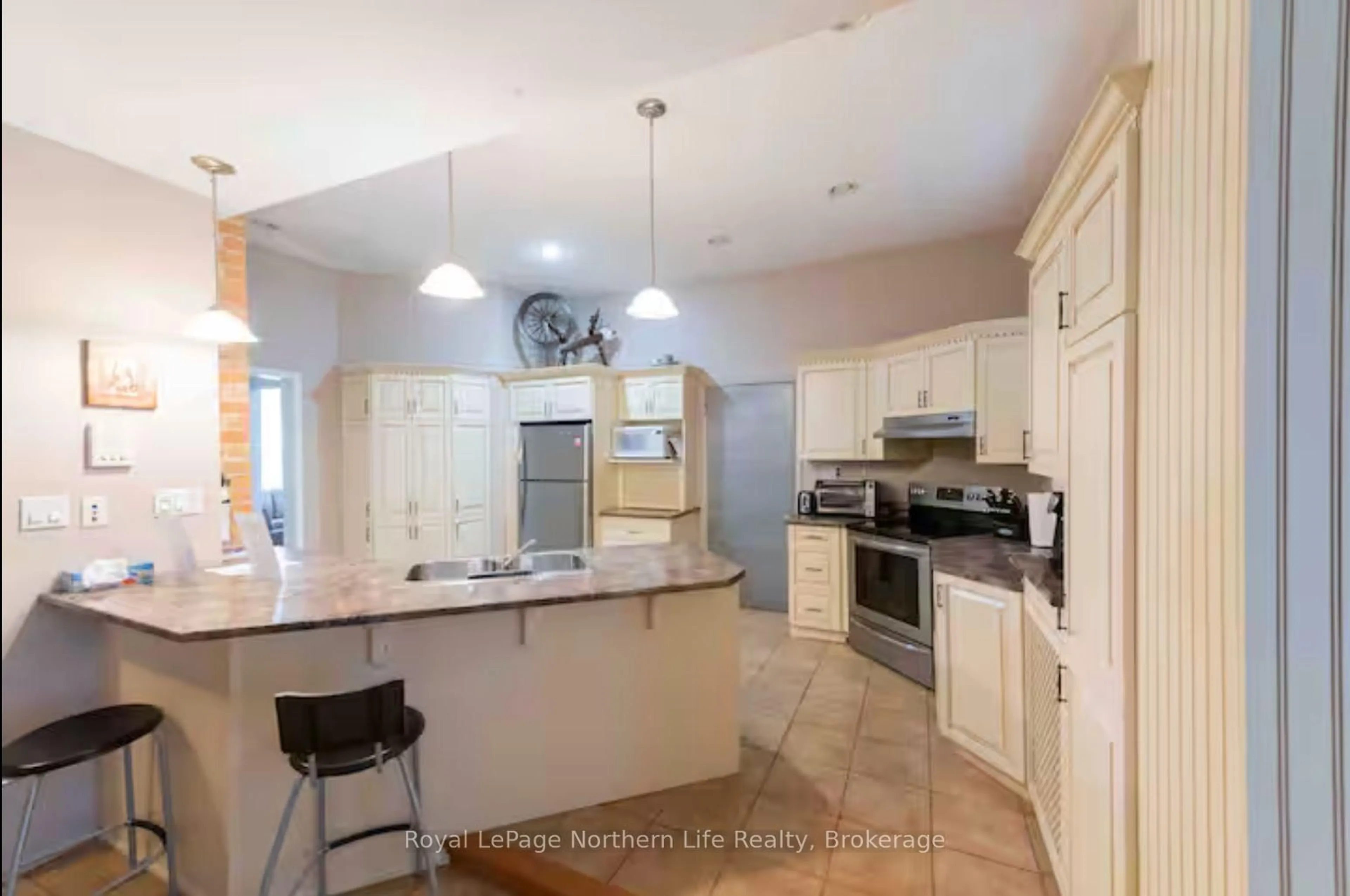 Open concept kitchen, ceramic/tile floor for 523 SHERBROOKE St, North Bay Ontario P1B 2C4