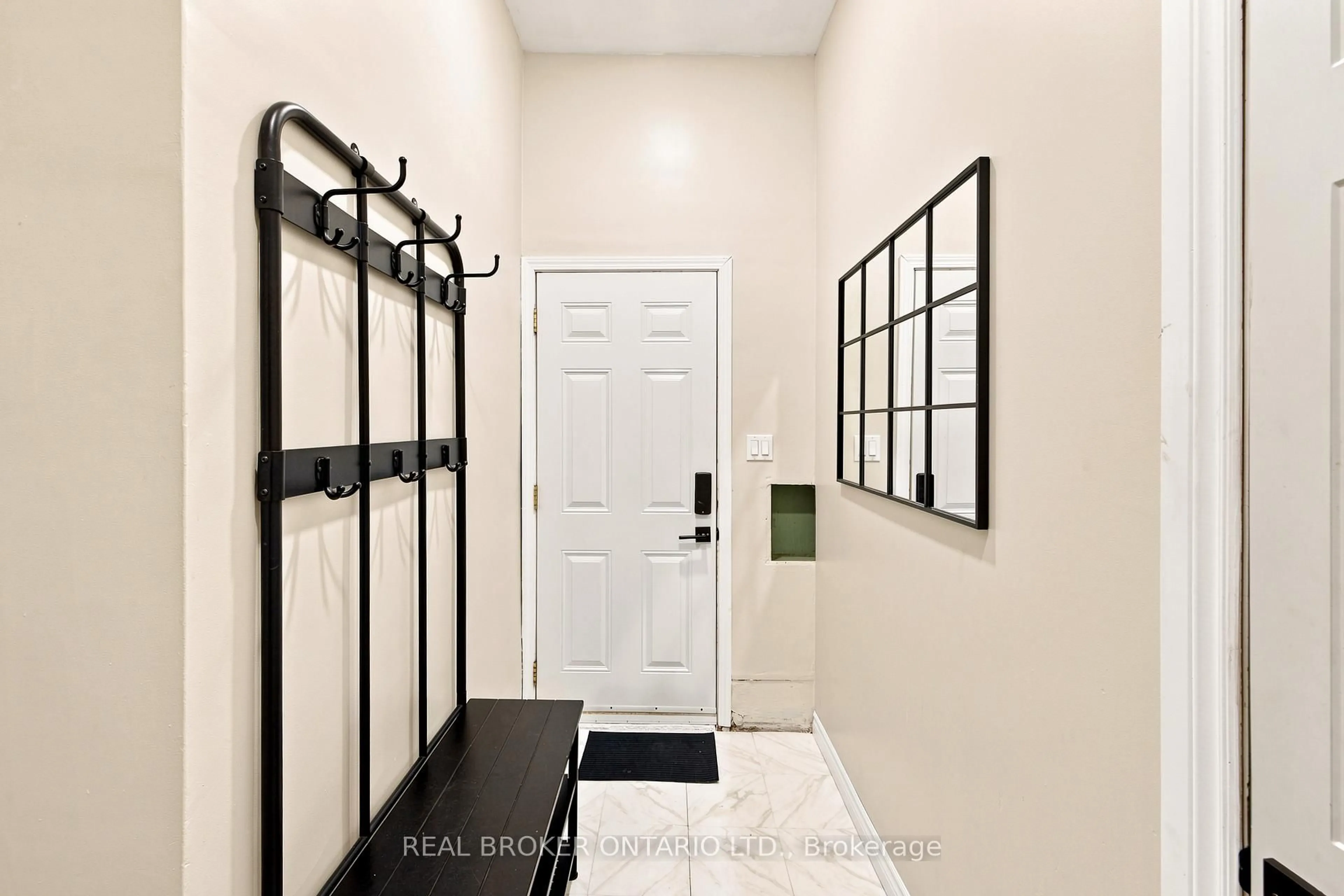 Indoor entryway for 45 Argyle Ave, Norfolk Ontario N4B 1J4