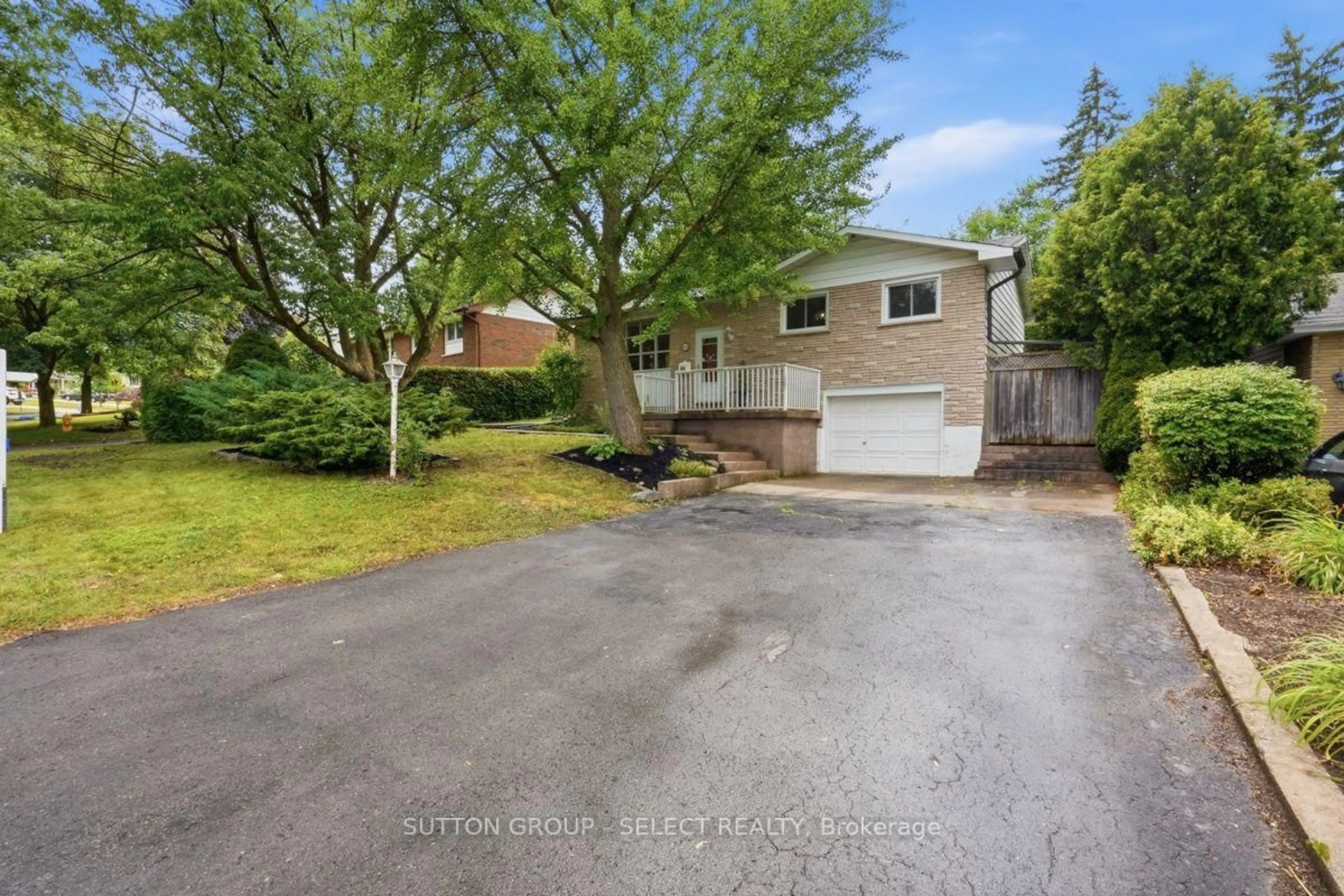 A pic from outside/outdoor area/front of a property/back of a property/a pic from drone, street for 643 Widmore Dr, London South Ontario N6J 3A7