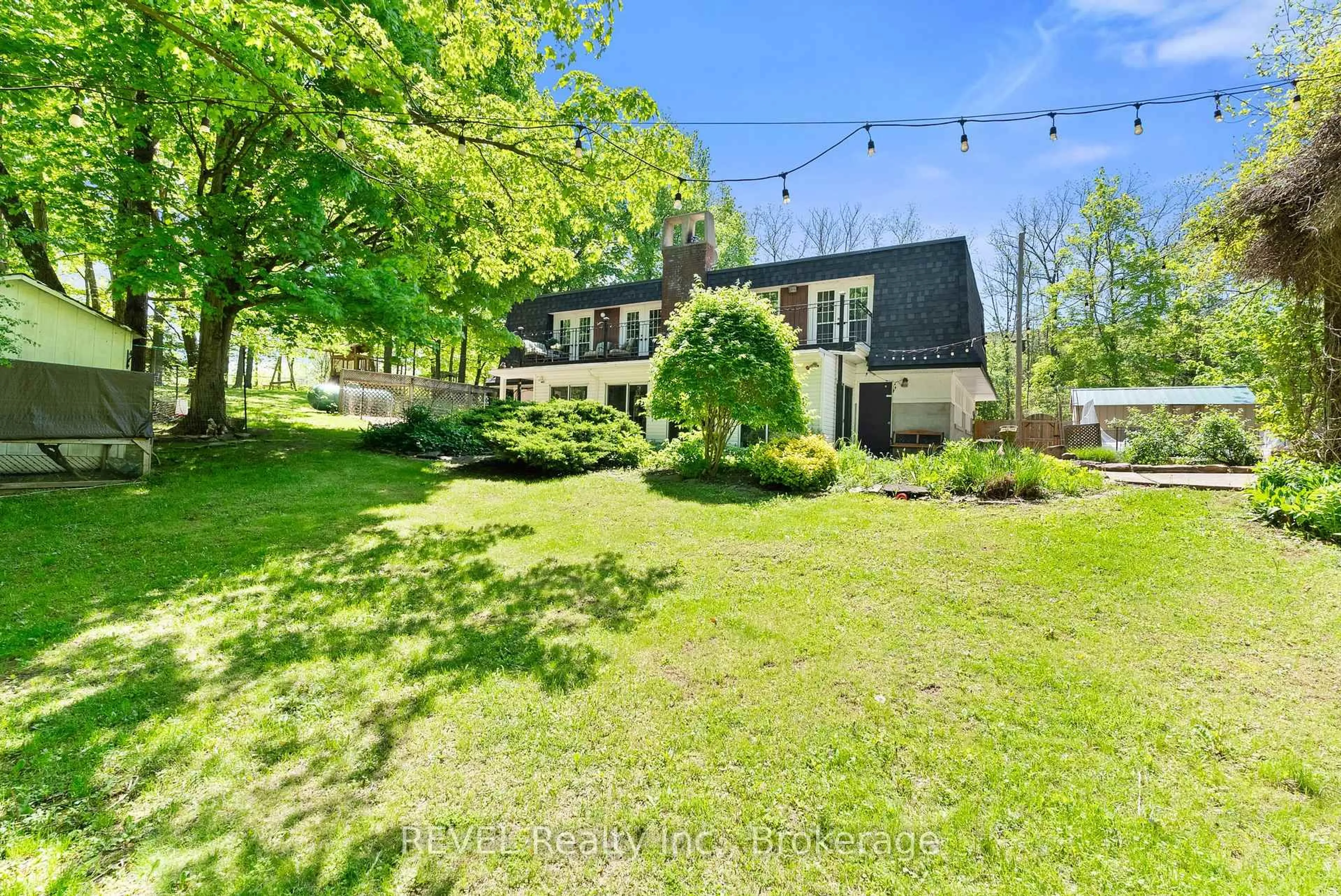 A pic from outside/outdoor area/front of a property/back of a property/a pic from drone, street for 196 Warner Rd, Niagara-on-the-Lake Ontario L0S 1J0