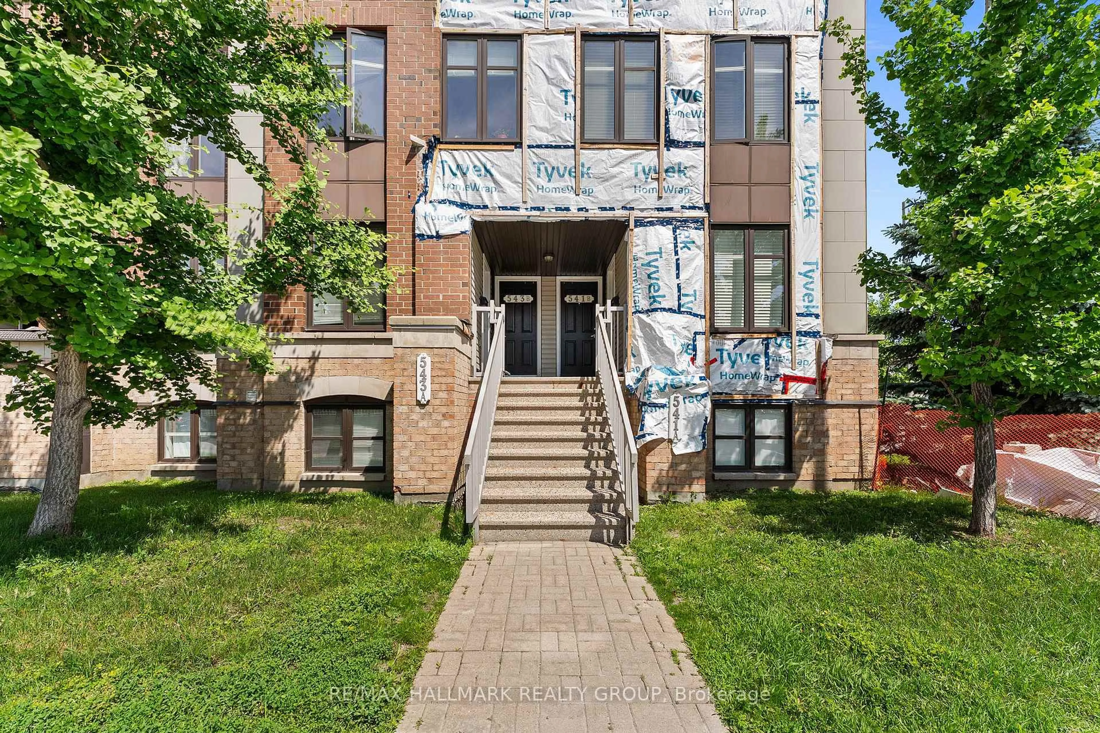 Home with brick exterior material, building for 541 Chapman Mills Dr #A, Ottawa Ontario K2J 5T2