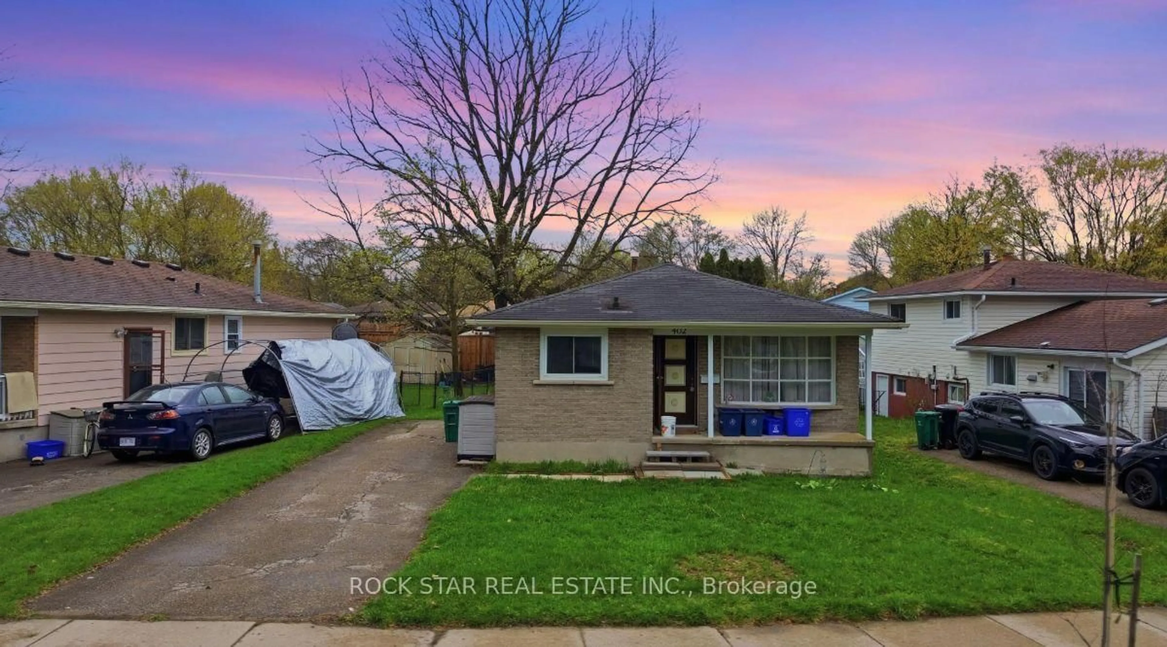 A pic from outside/outdoor area/front of a property/back of a property/a pic from drone, street for 402 Midwood Cres, Waterloo Ontario N2L 5N5