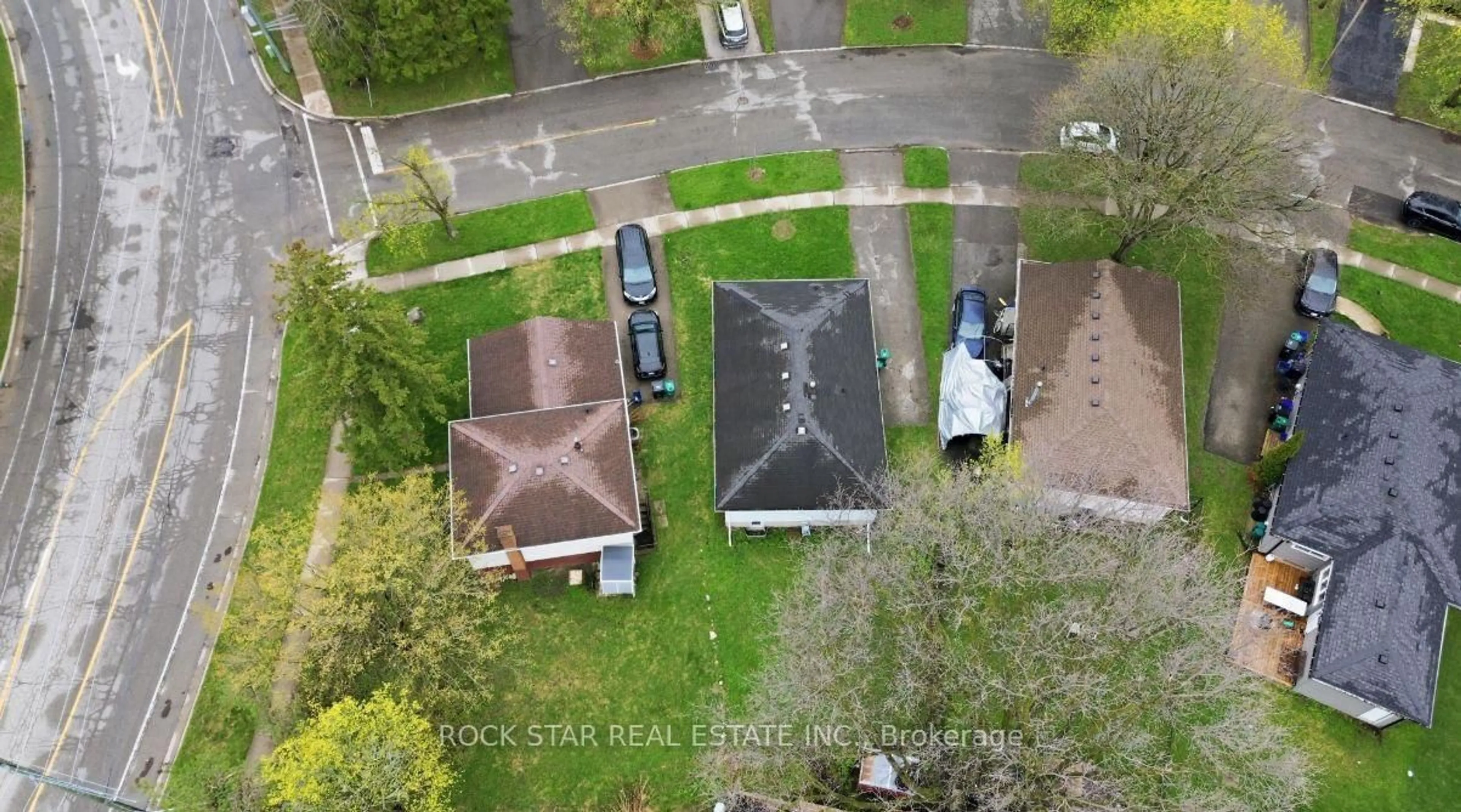 A pic from outside/outdoor area/front of a property/back of a property/a pic from drone, street for 402 Midwood Cres, Waterloo Ontario N2L 5N5