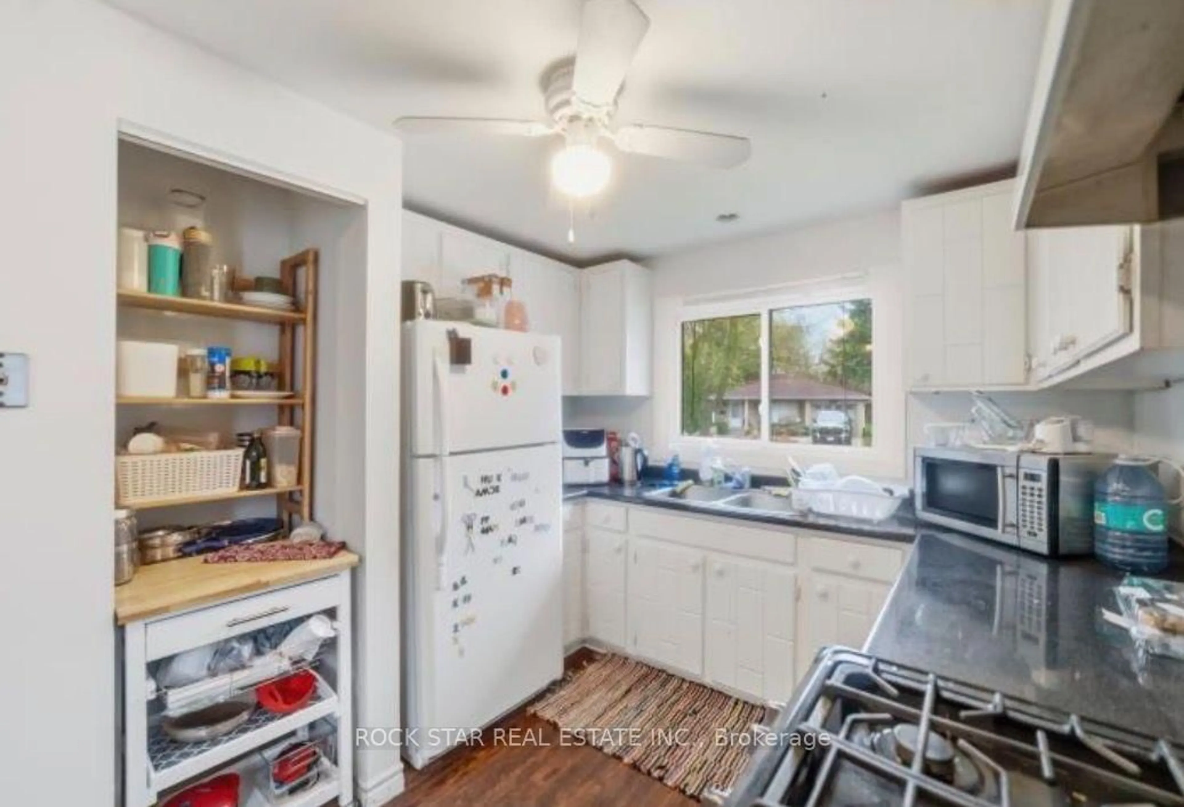Standard kitchen, ceramic/tile floor for 402 Midwood Cres, Waterloo Ontario N2L 5N5