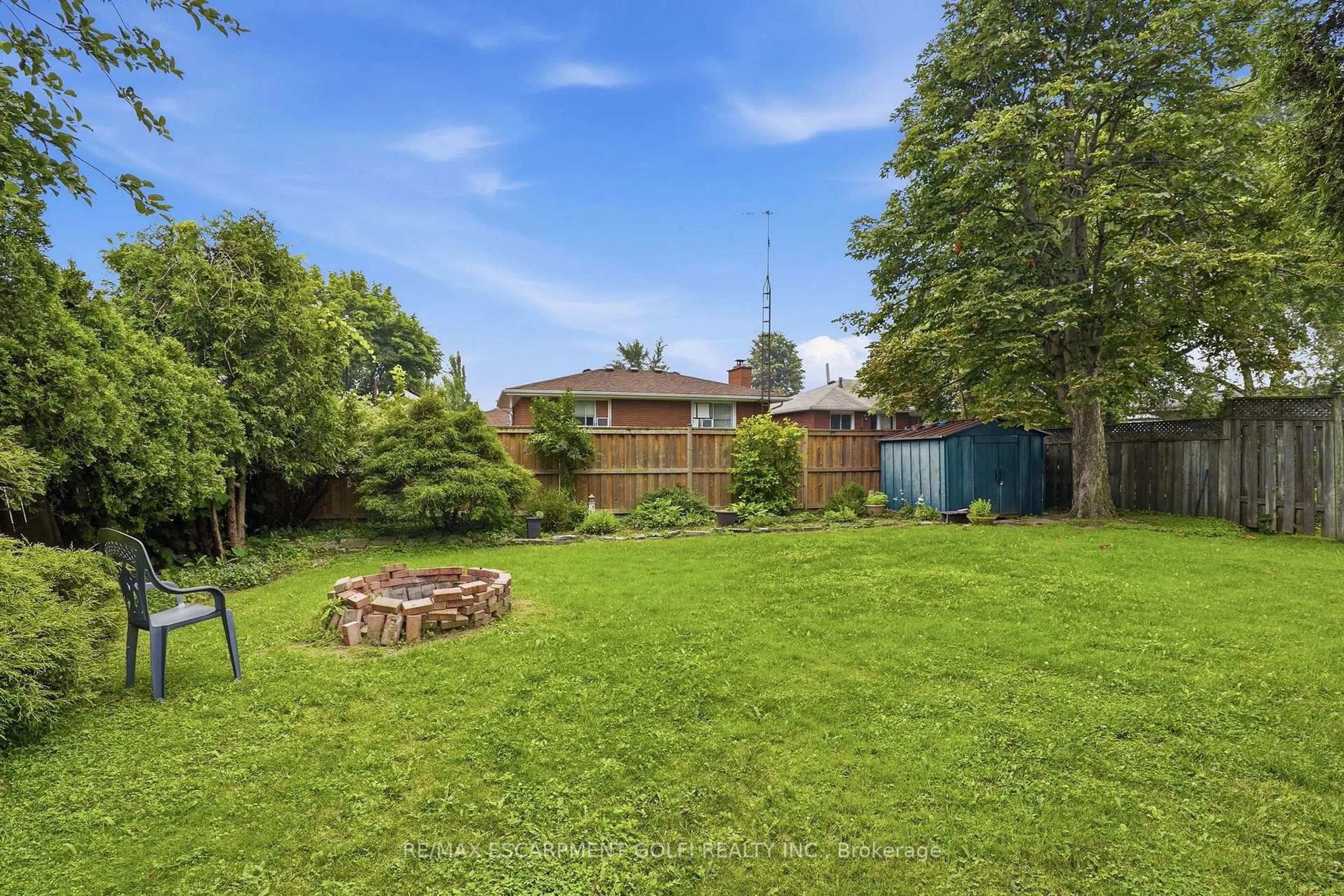 A pic from outside/outdoor area/front of a property/back of a property/a pic from drone, unknown for 834 MOHAWK Rd, Hamilton Ontario L8T 2R5