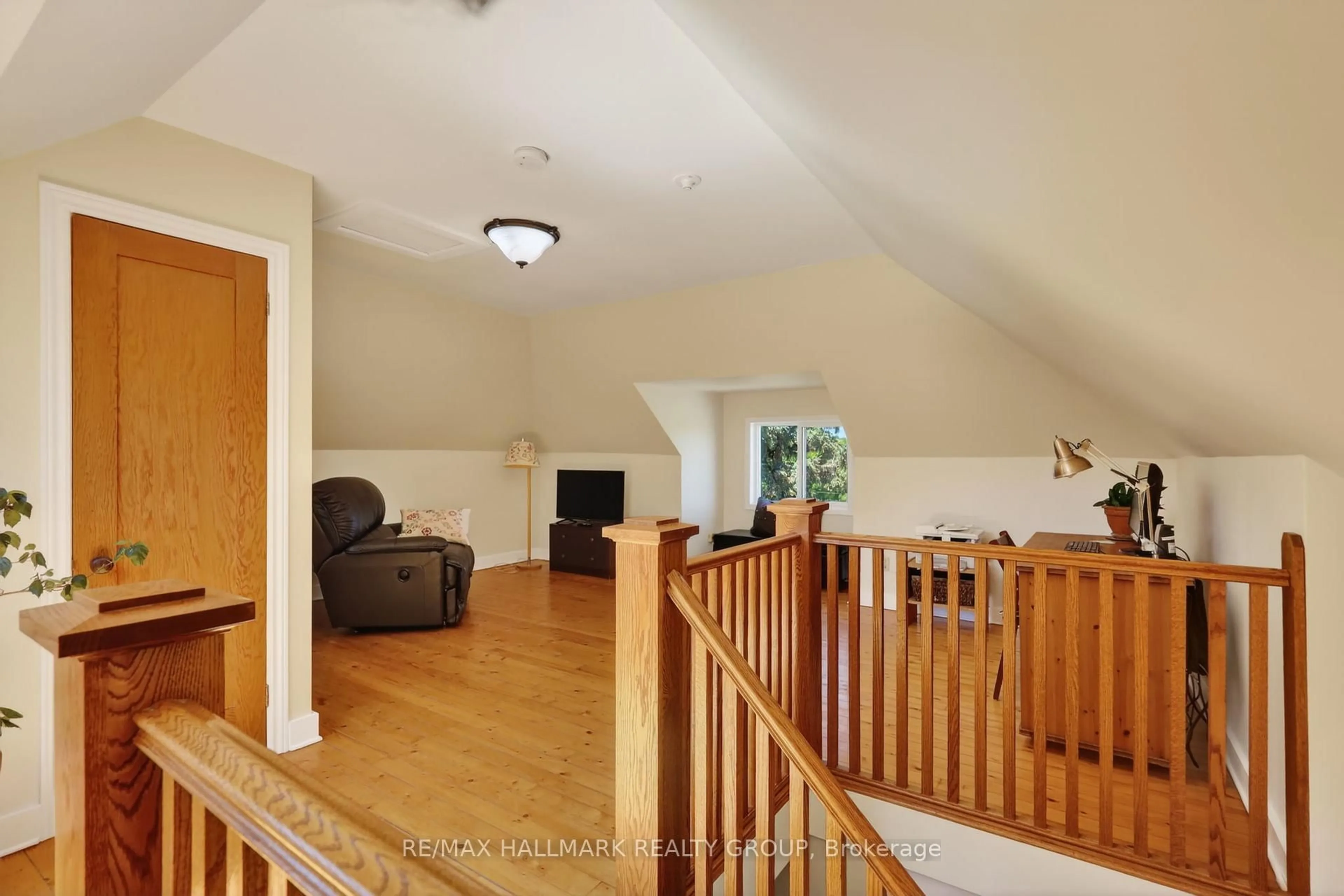 Indoor foyer for 2043 Riverside Dr, Ottawa Ontario K1H 7X1