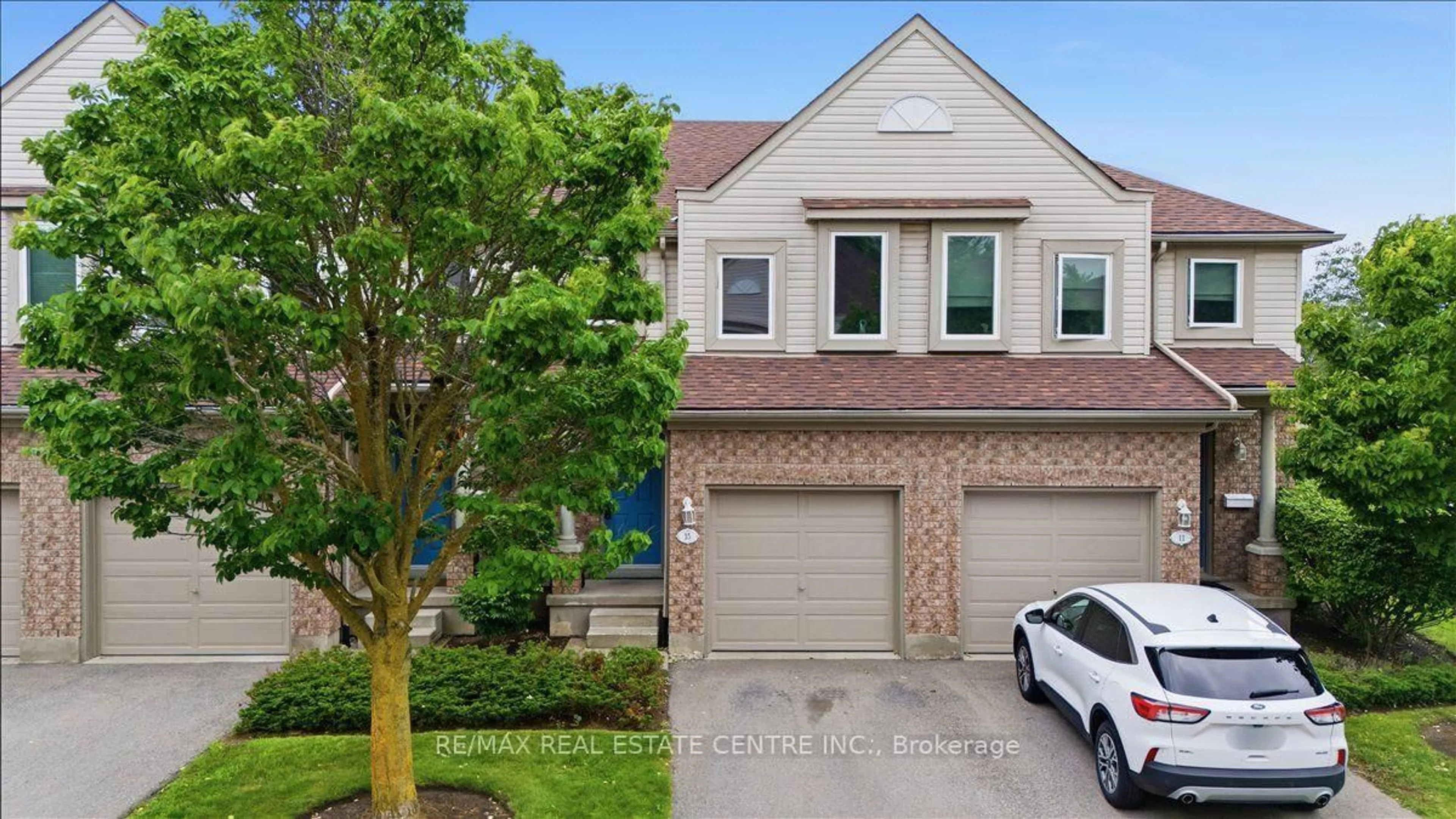 A pic from outside/outdoor area/front of a property/back of a property/a pic from drone, street for 15 Roehampton Cres, Guelph Ontario N1L 1M9