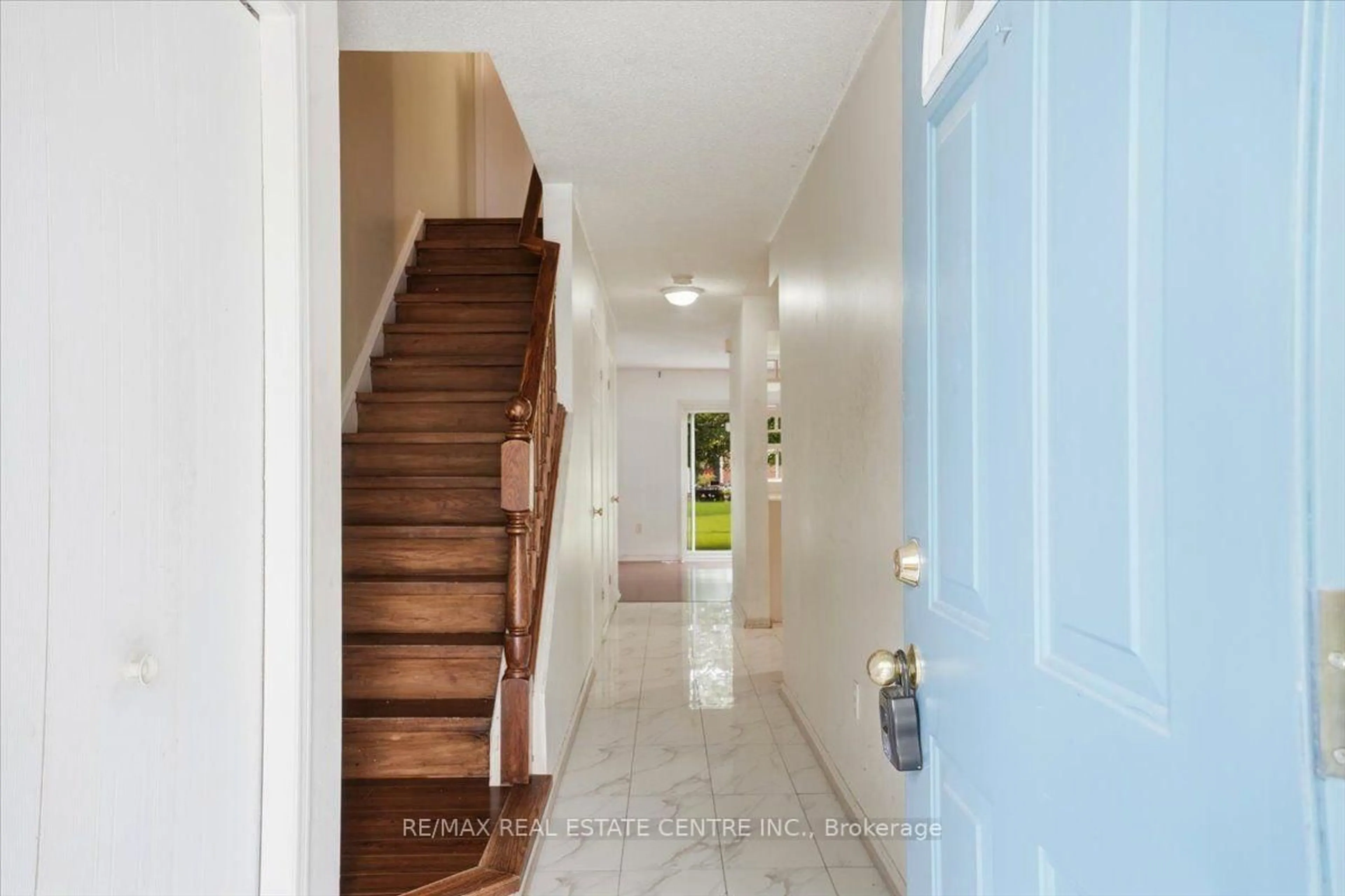 Indoor entryway for 15 Roehampton Cres, Guelph Ontario N1L 1M9