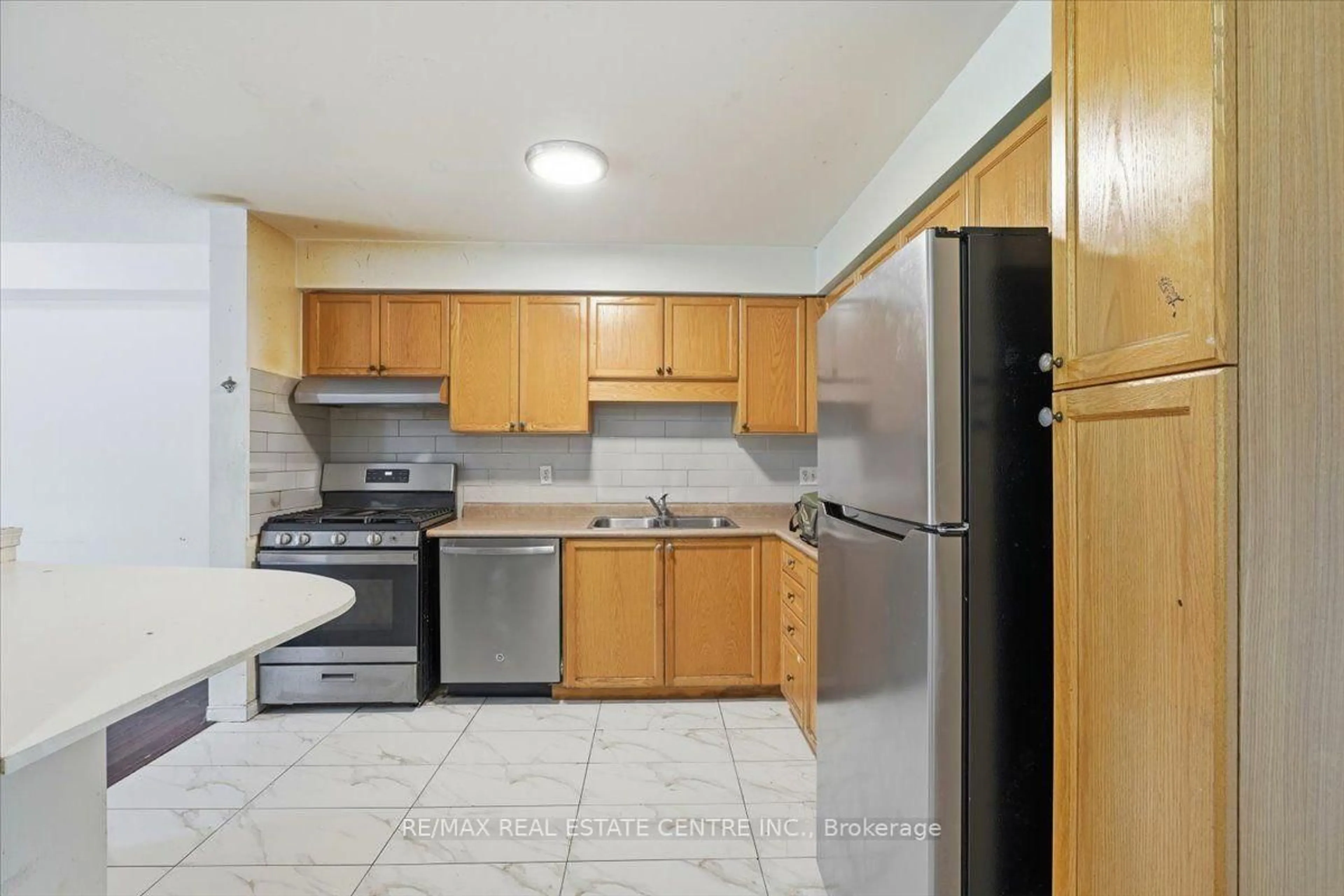 Standard kitchen, unknown for 15 Roehampton Cres, Guelph Ontario N1L 1M9