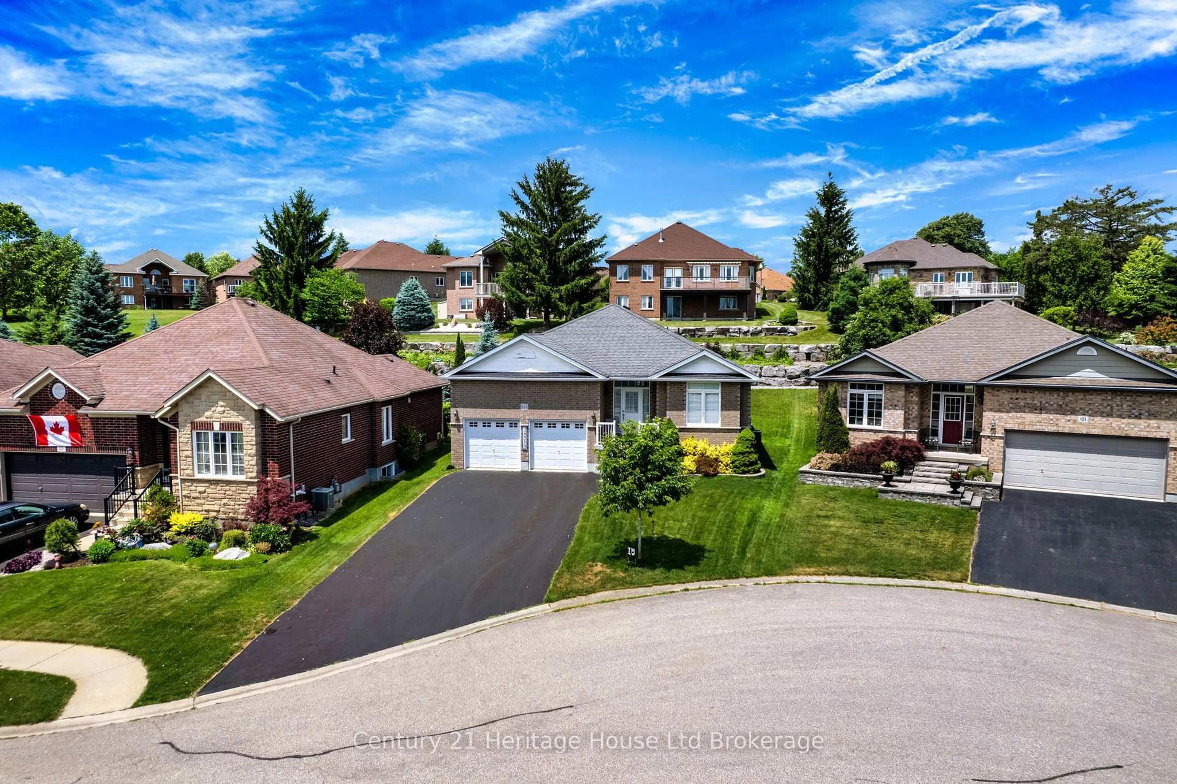 A pic from outside/outdoor area/front of a property/back of a property/a pic from drone, street for 619 Fox Hollow Crt, Woodstock Ontario N4T 1W3
