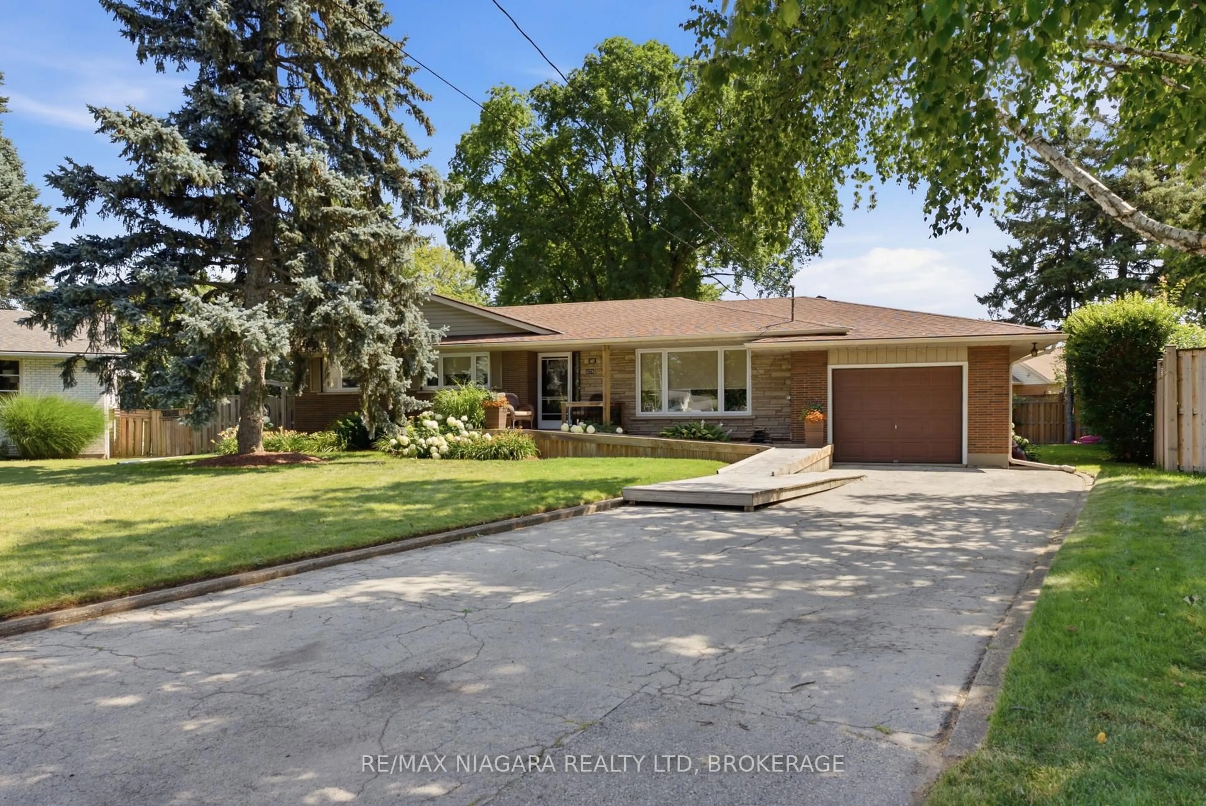 Home with brick exterior material, street for 3374 Marlin Crt, Lincoln Ontario L0R 2C0