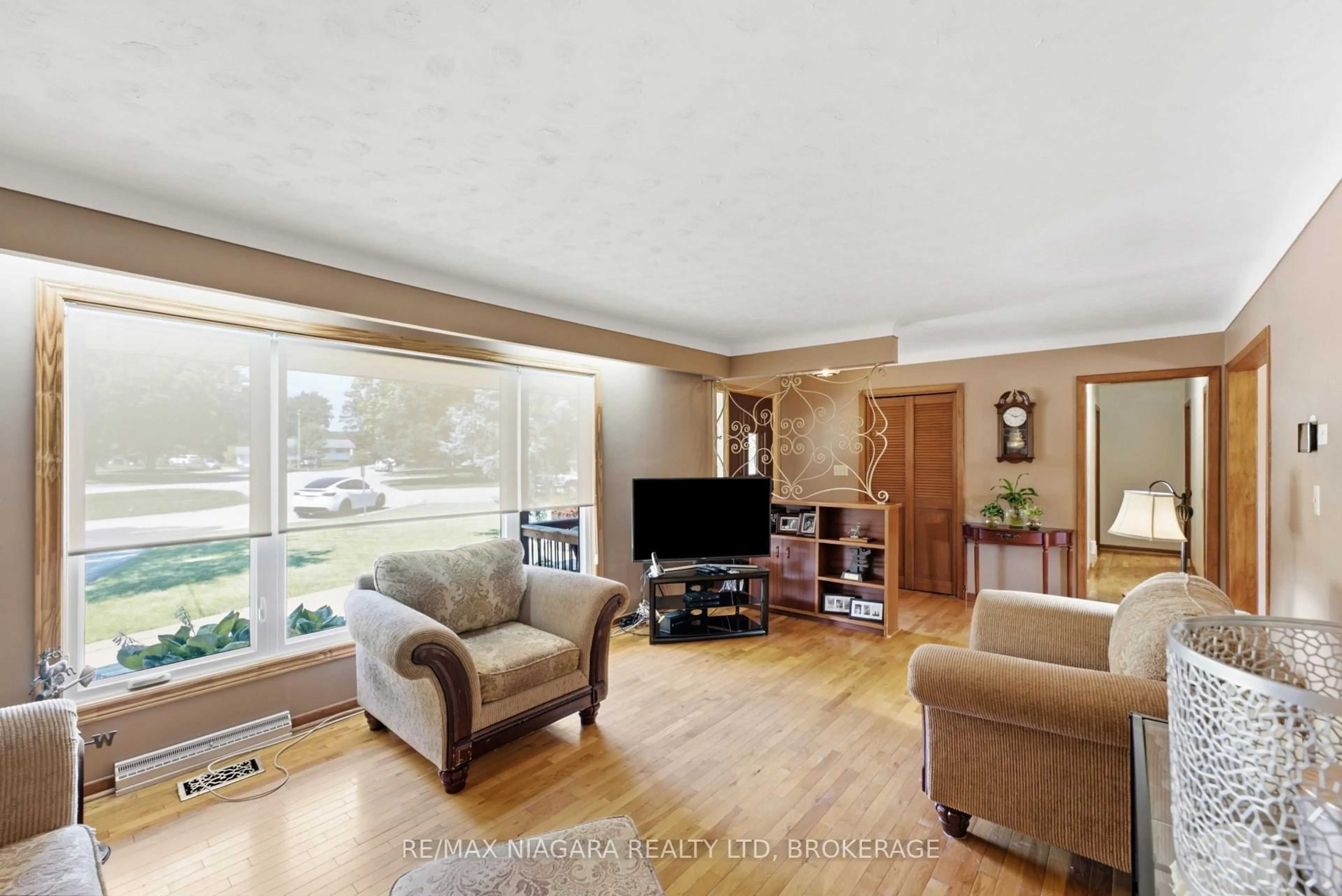 Living room with furniture, wood/laminate floor for 3374 Marlin Crt, Lincoln Ontario L0R 2C0